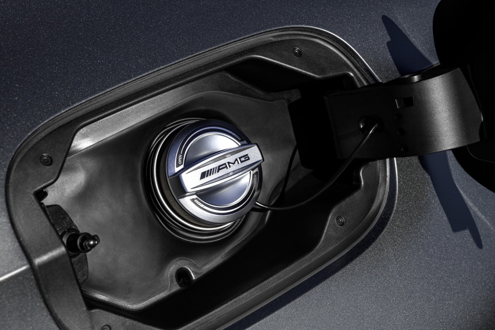 Vista de la tapa de combustible deportiva AMG.
