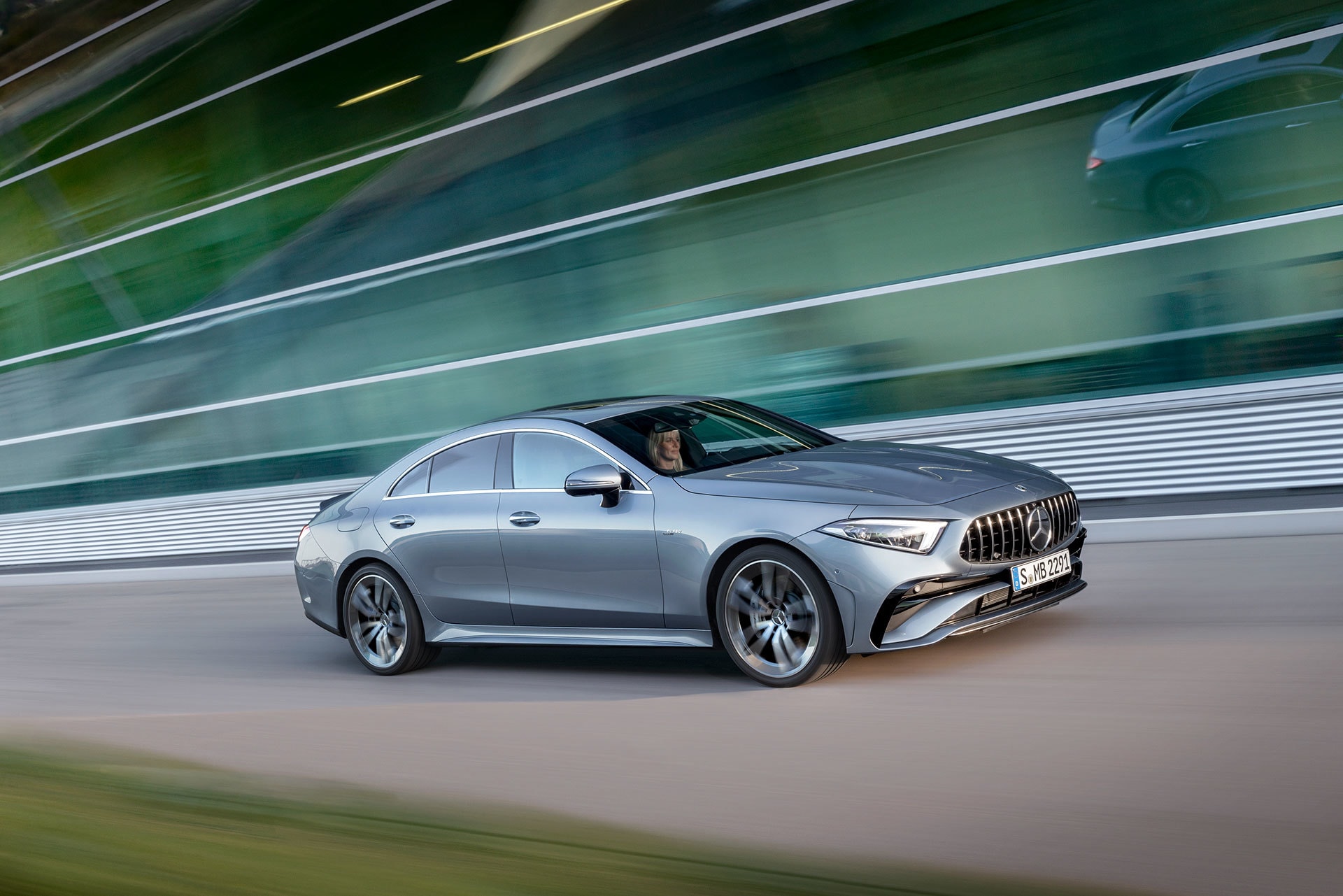 Perfil frontal del CLS resaltando su apariencia potente y elegante