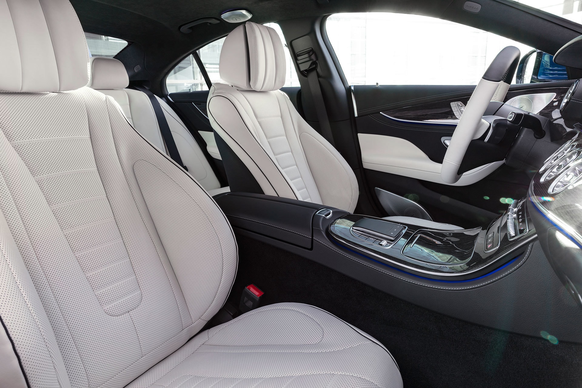 Interior del Mercedes CLS con asientos de cuero blanco y acabados de lujo.