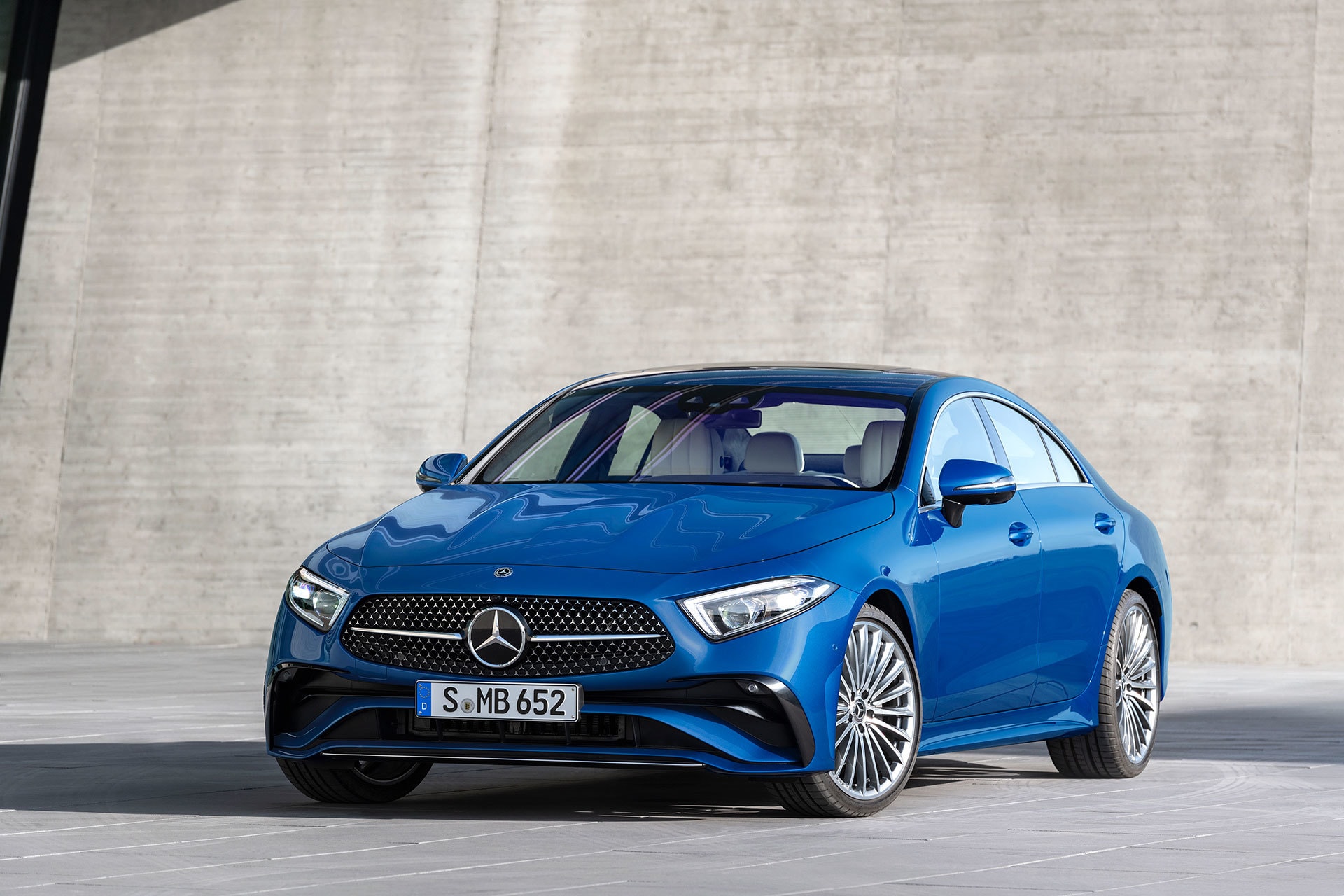 Mercedes CLS en azul, vista dinámica frontal y lateral.