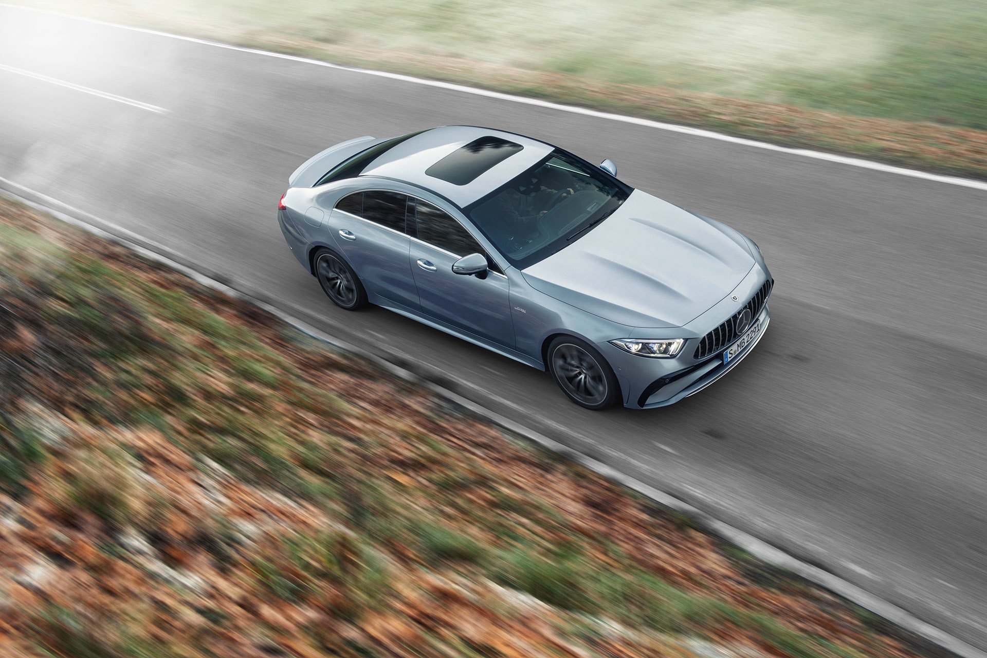 Imagen dinámica del CLS, enfatizando su línea de coupé deportiva