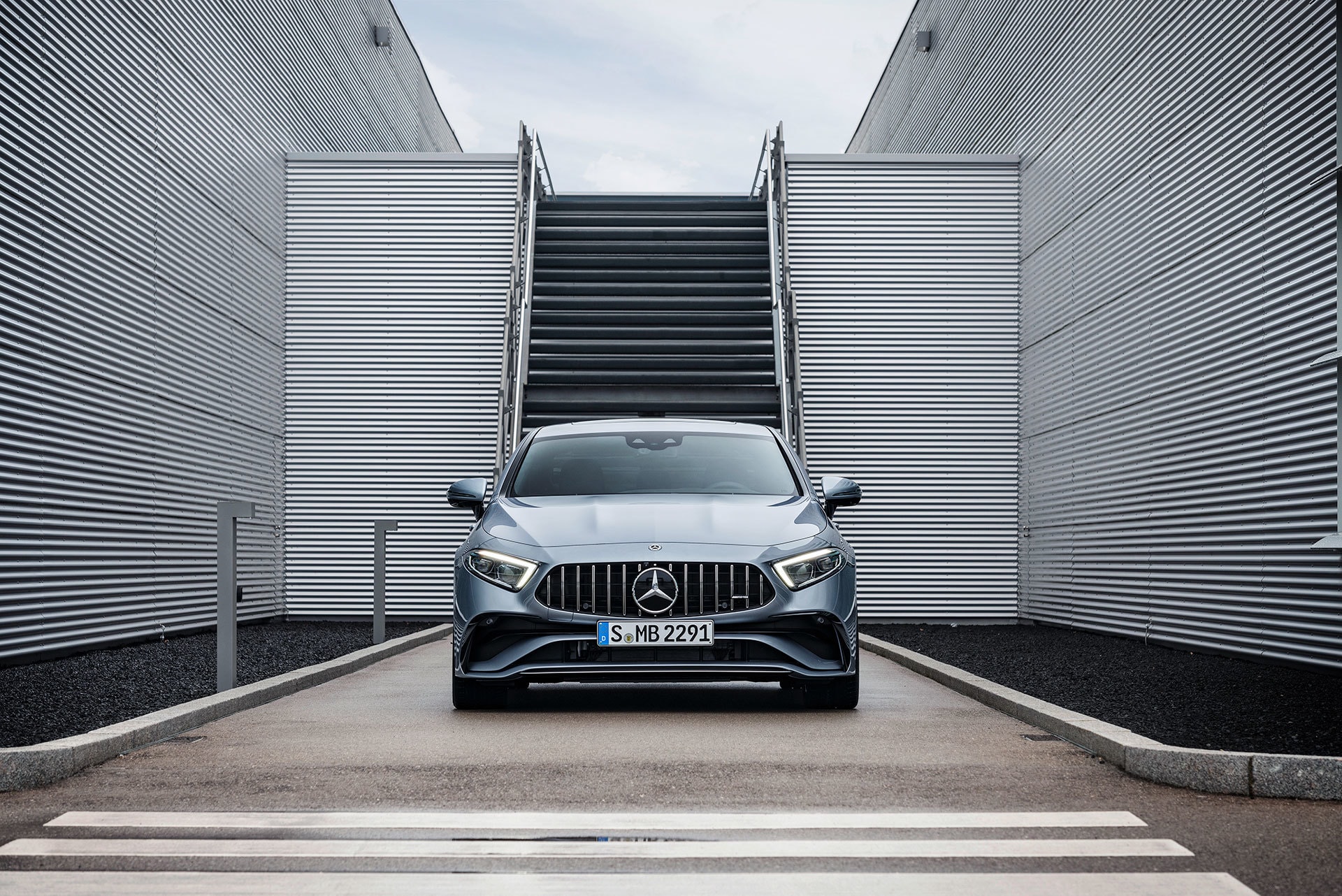 Frente del Mercedes CLS con parrilla prominente y faros agresivos.