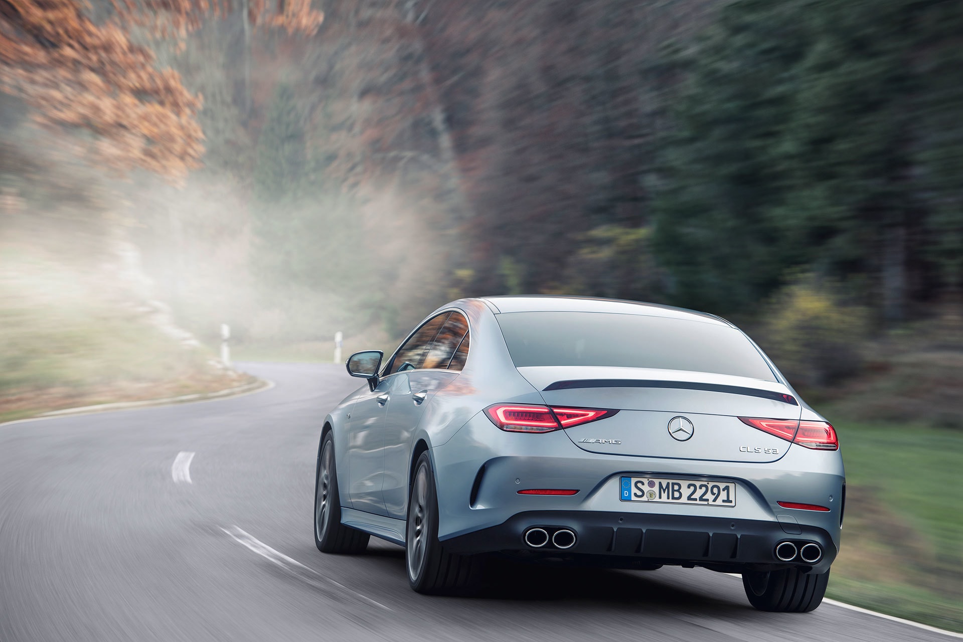 El Mercedes CLS destaca por su estética deportiva y líneas refinadas.