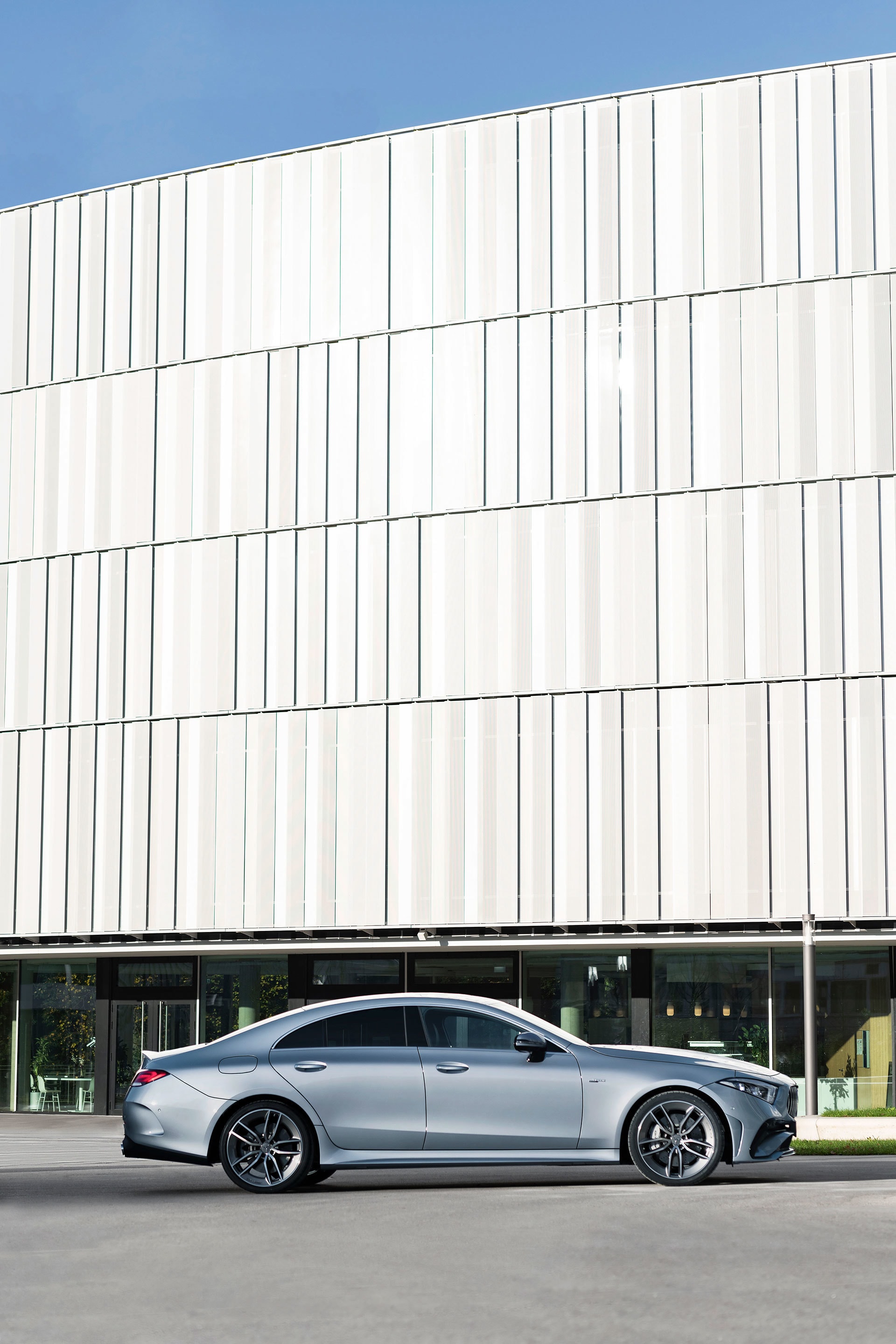 Silueta lateral del Mercedes CLS resaltando su contorno distintivo y elegante.