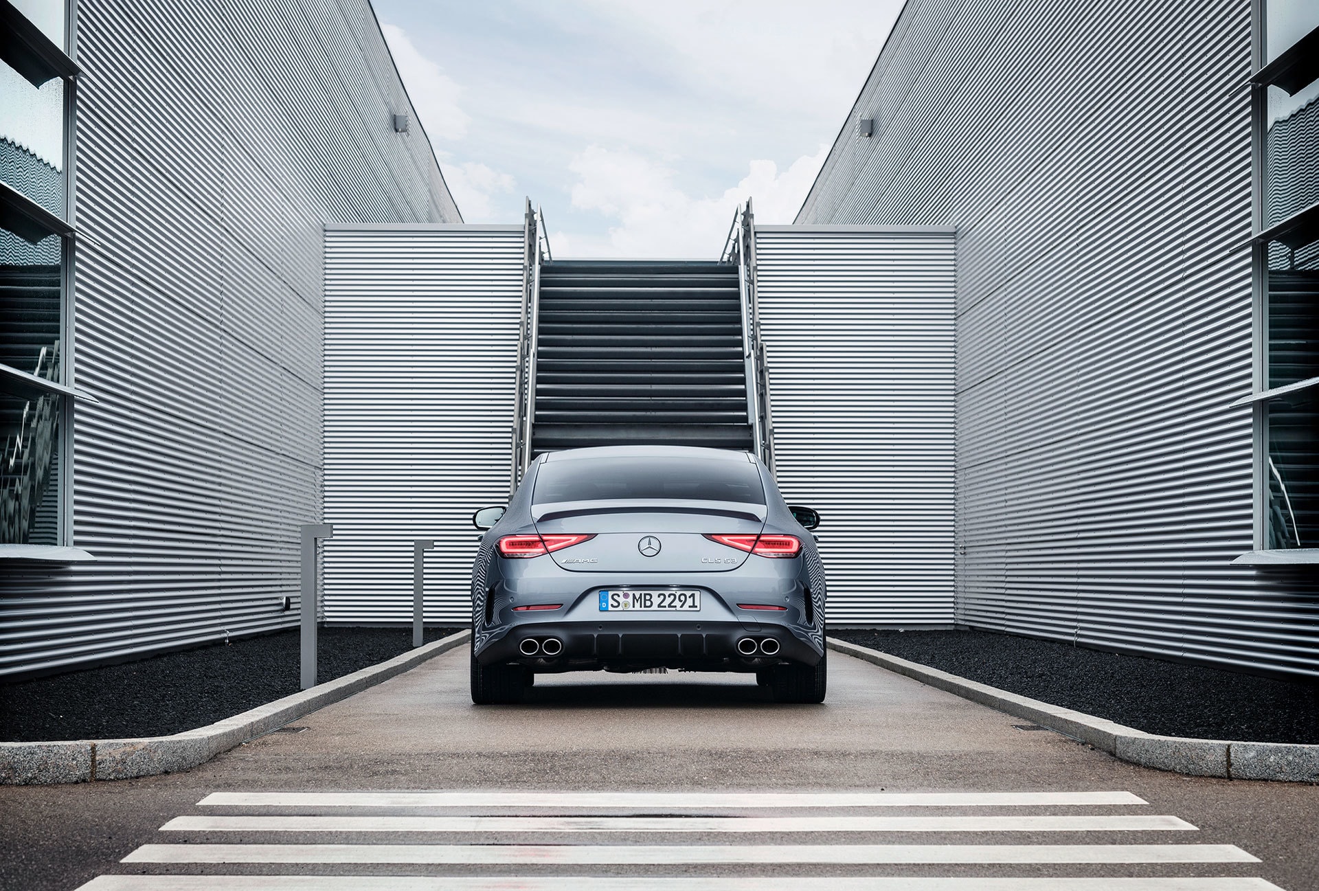 Trasera del Mercedes CLS con líneas musculares y escapes deportivos.