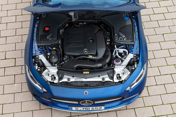 Motor Mercedes CLS visto con el capó abierto, detalle mecánico. Motor Mercedes CLS visto con el capó abierto, detalle mecánico.