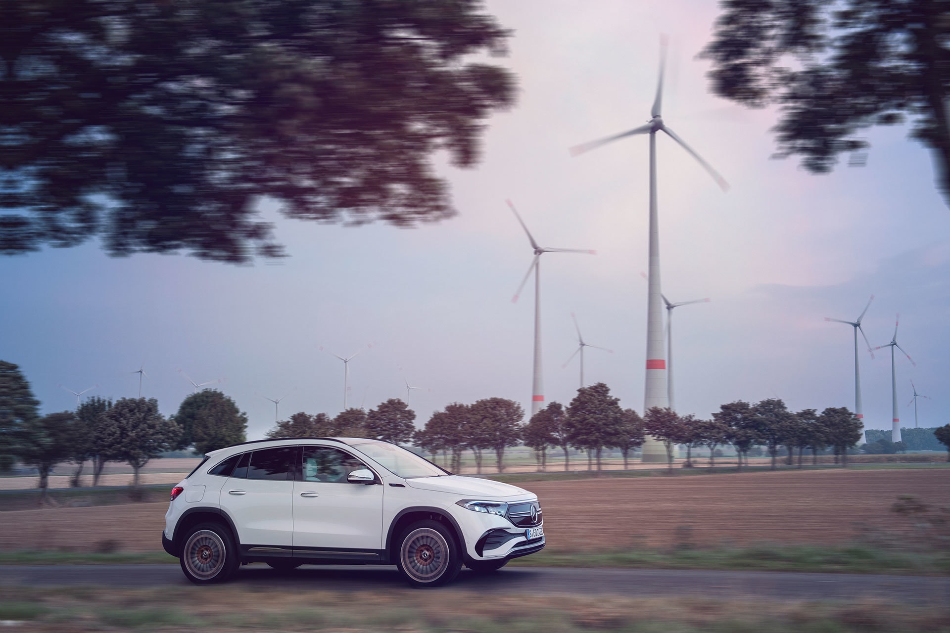 Imagen del EQA en movimiento resaltando su silueta y eficiencia aerodinámica.