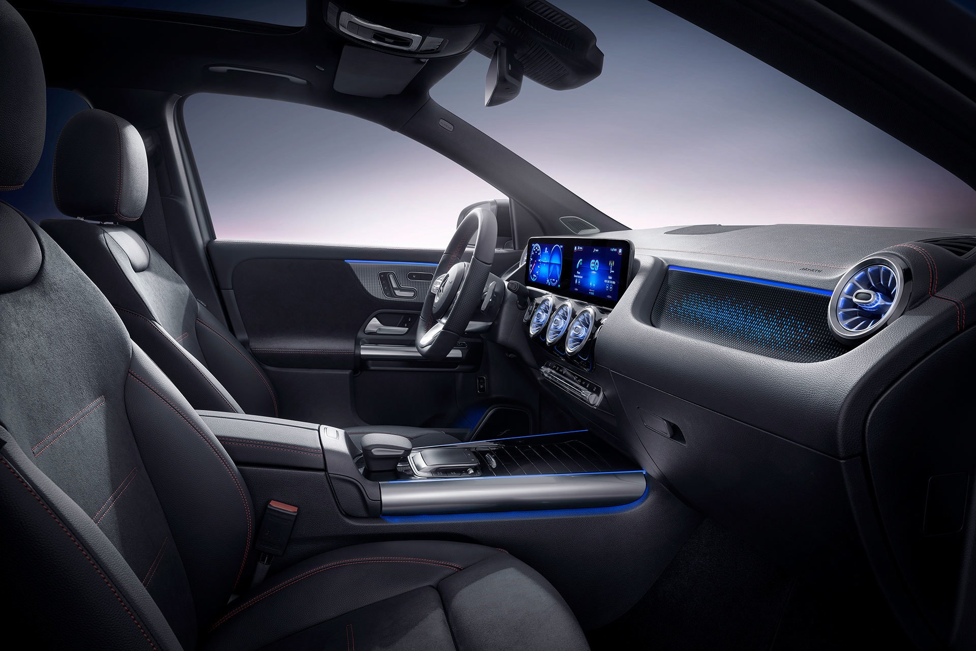 Perspectiva del espacio interior y la calidad de los acabados del Mercedes EQA.
