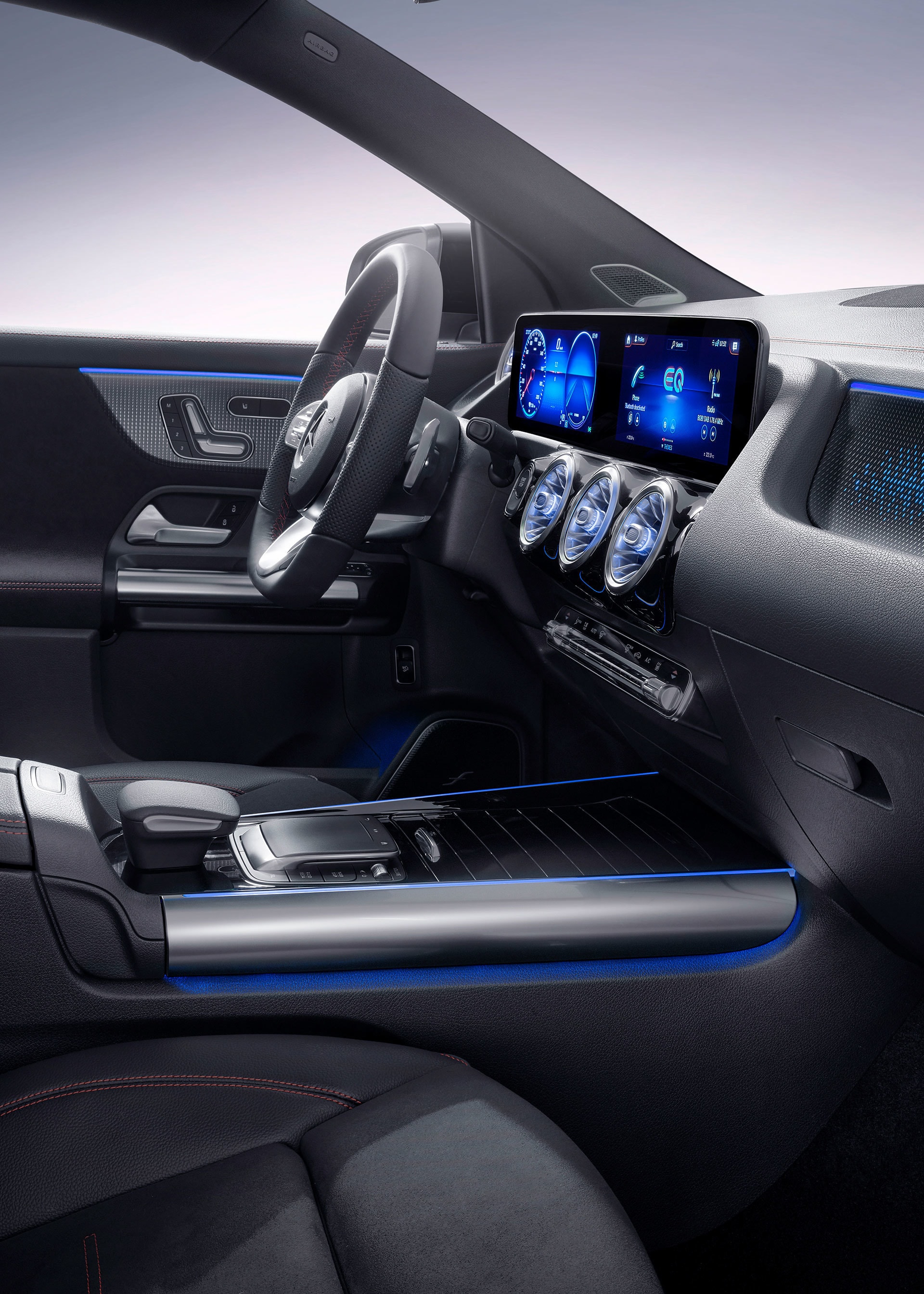 Consola central con pantalla táctil y botones del sistema MBUX.