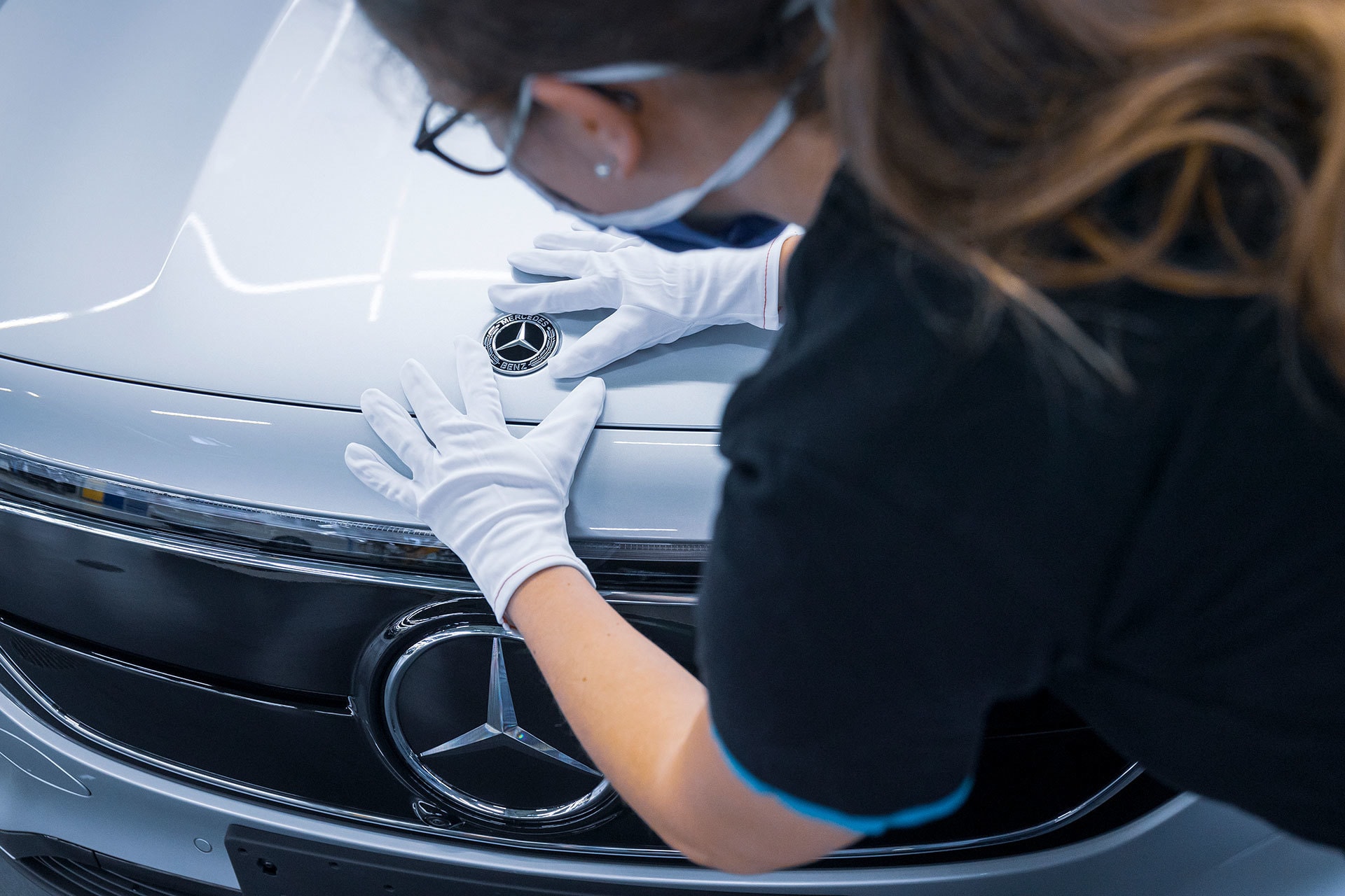 Procedimiento de instalación del emblema del Mercedes EQA.
