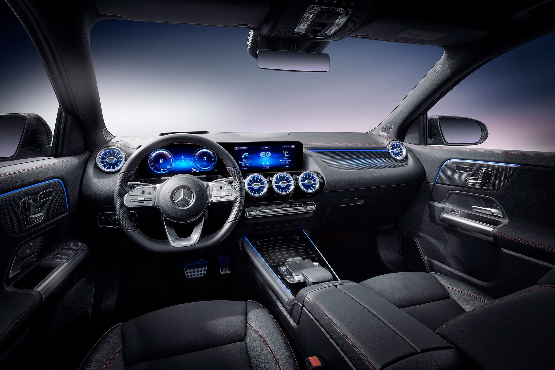 Vista interna del Mercedes EQA con asientos de cuero y consola central.