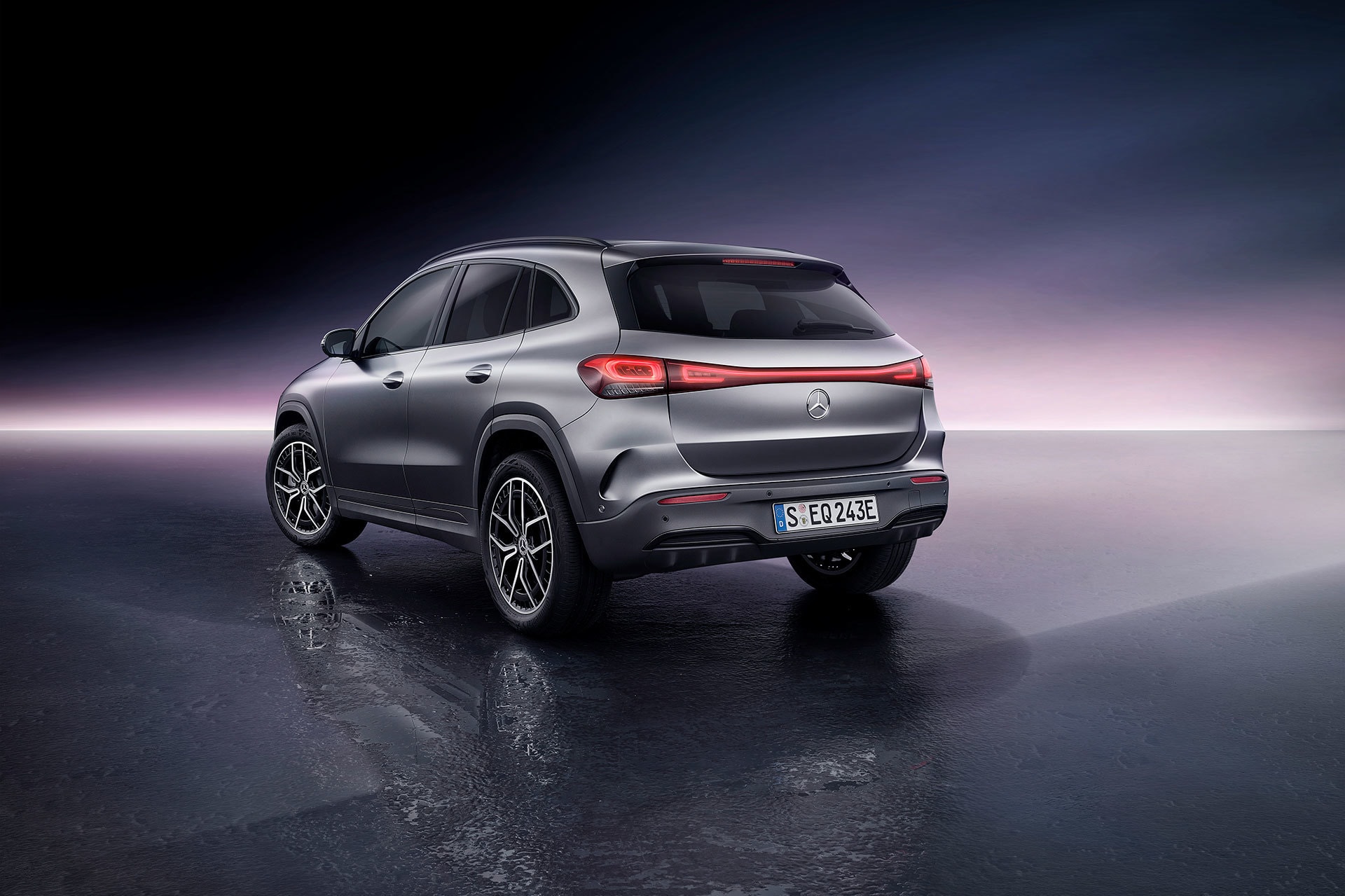 Puesto de conducción del EQA con volante multifunción y pantallas digitales.