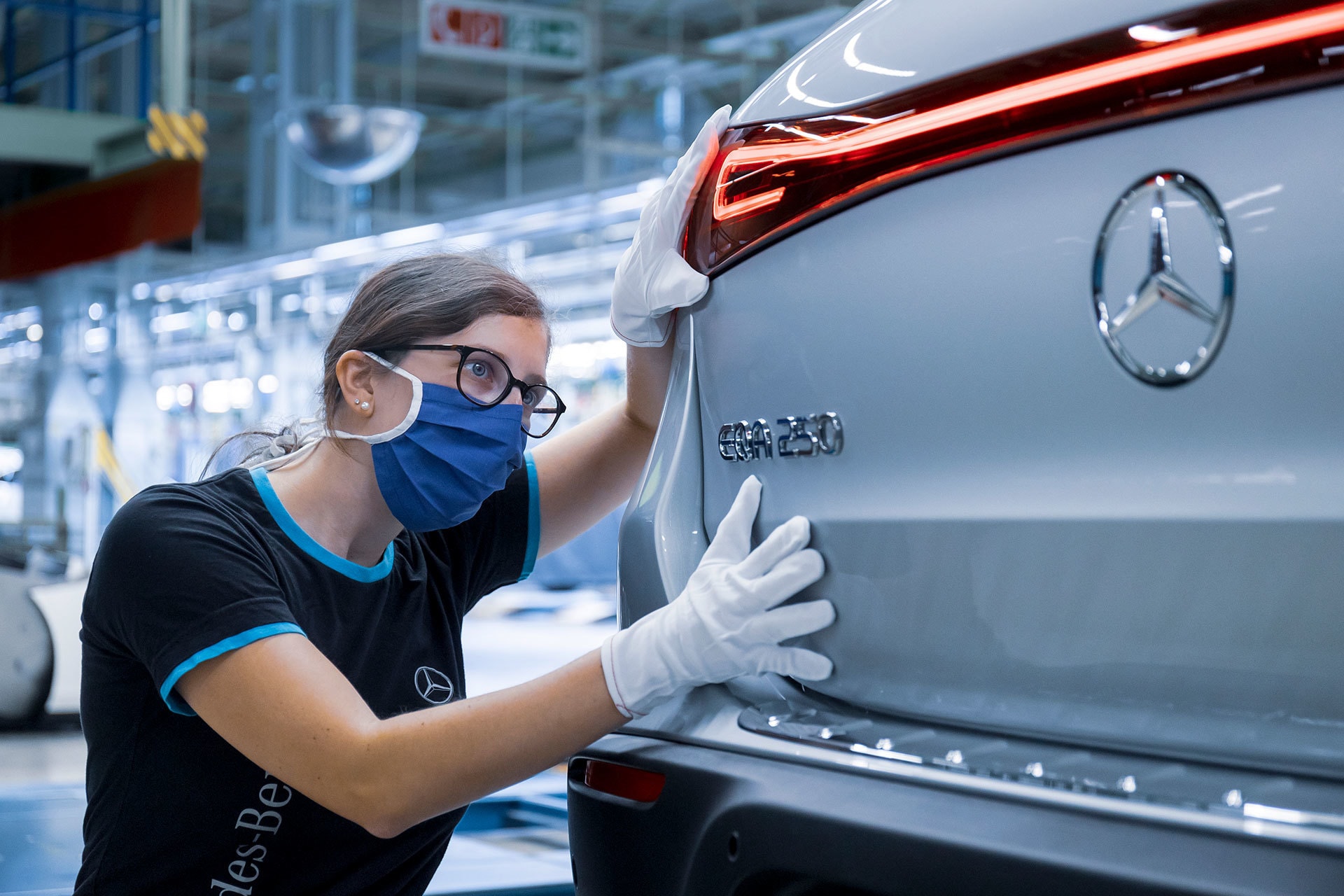 Trabajadora realizando control de calidad en Mercedes EQA.