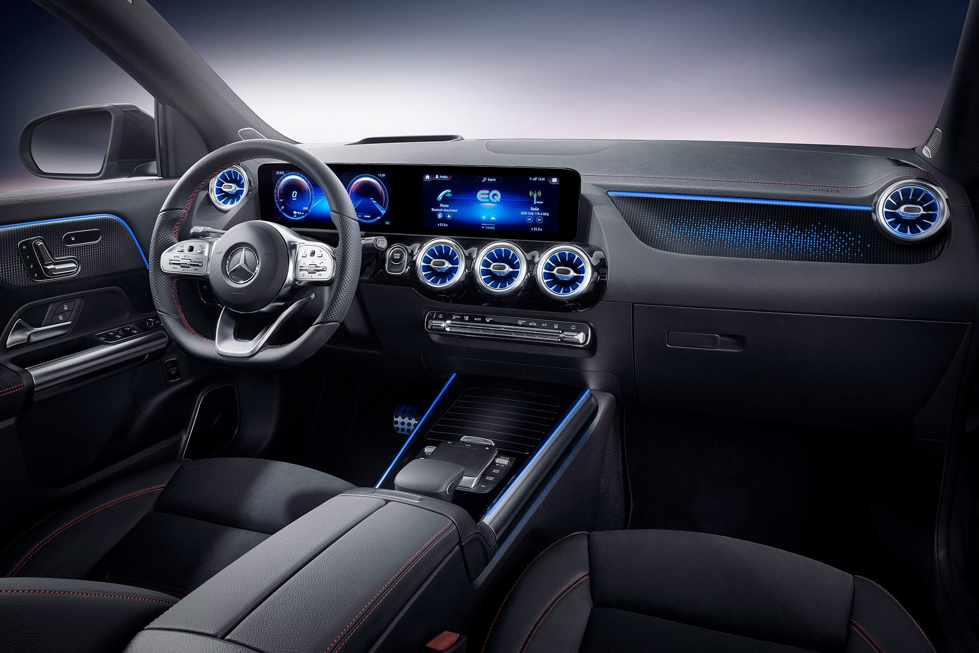 Vista lateral del interior mostrando el diseño ergonómico y la tecnología a bordo.