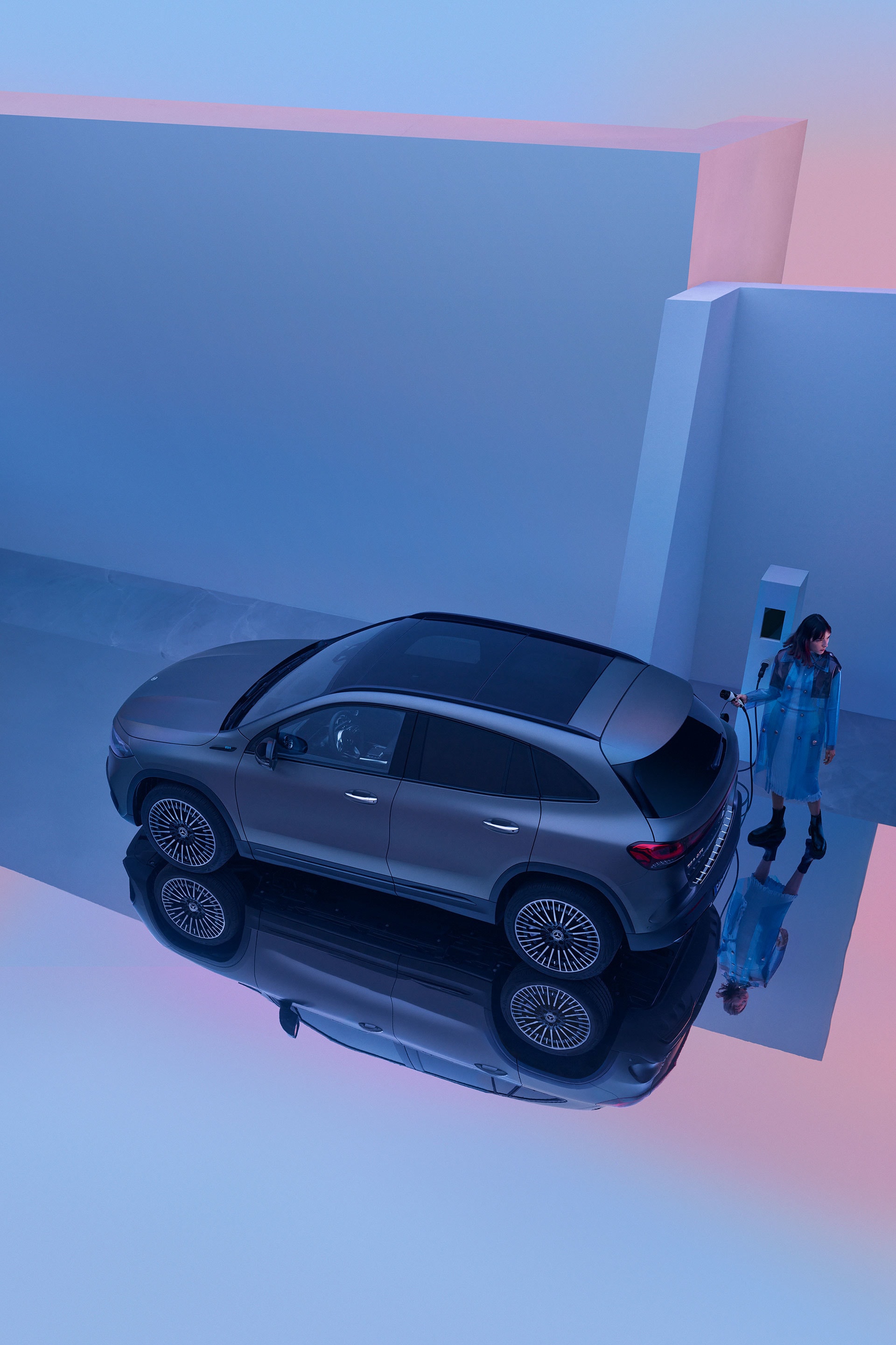 Mercedes EQA con efecto de espejo y suave iluminación ambiental.