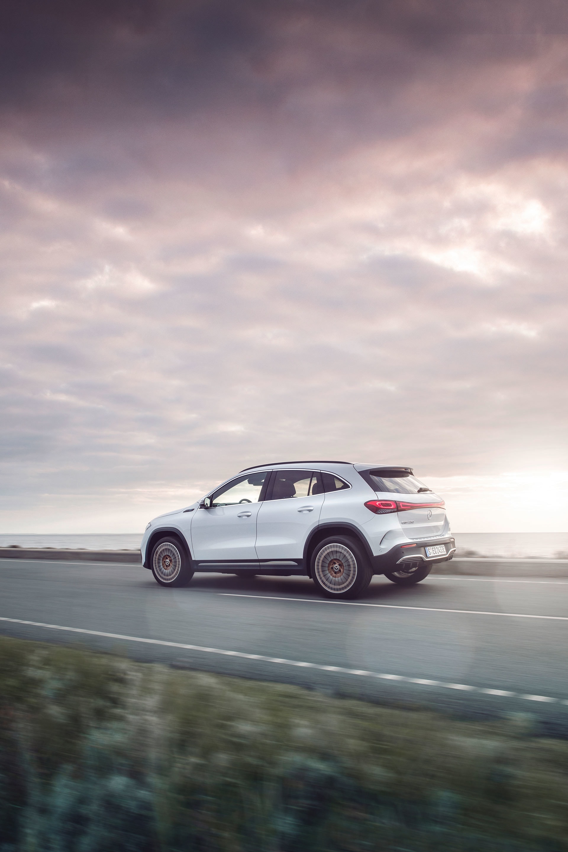 Mercedes EQA en pleno dinamismo capturado con fondo atardecer.