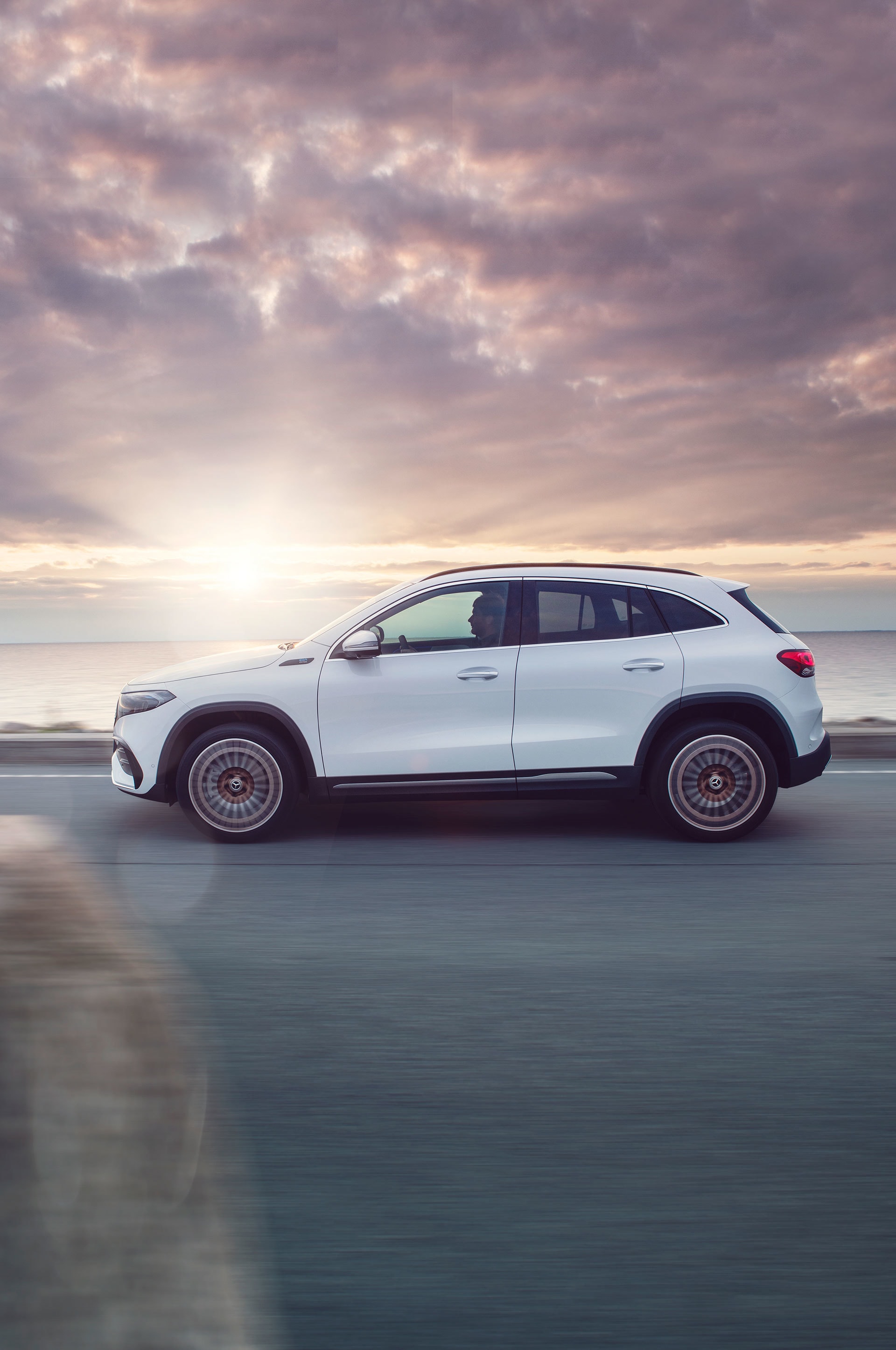 Captura del Mercedes EQA en movimiento, enfatizando su dinamismo y eficiencia.