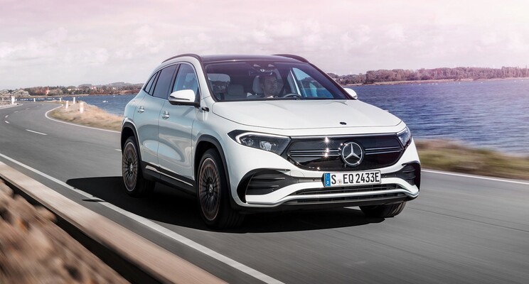 El Mercedes EQA en su hábitat natural, combinando elegancia y dinamismo.