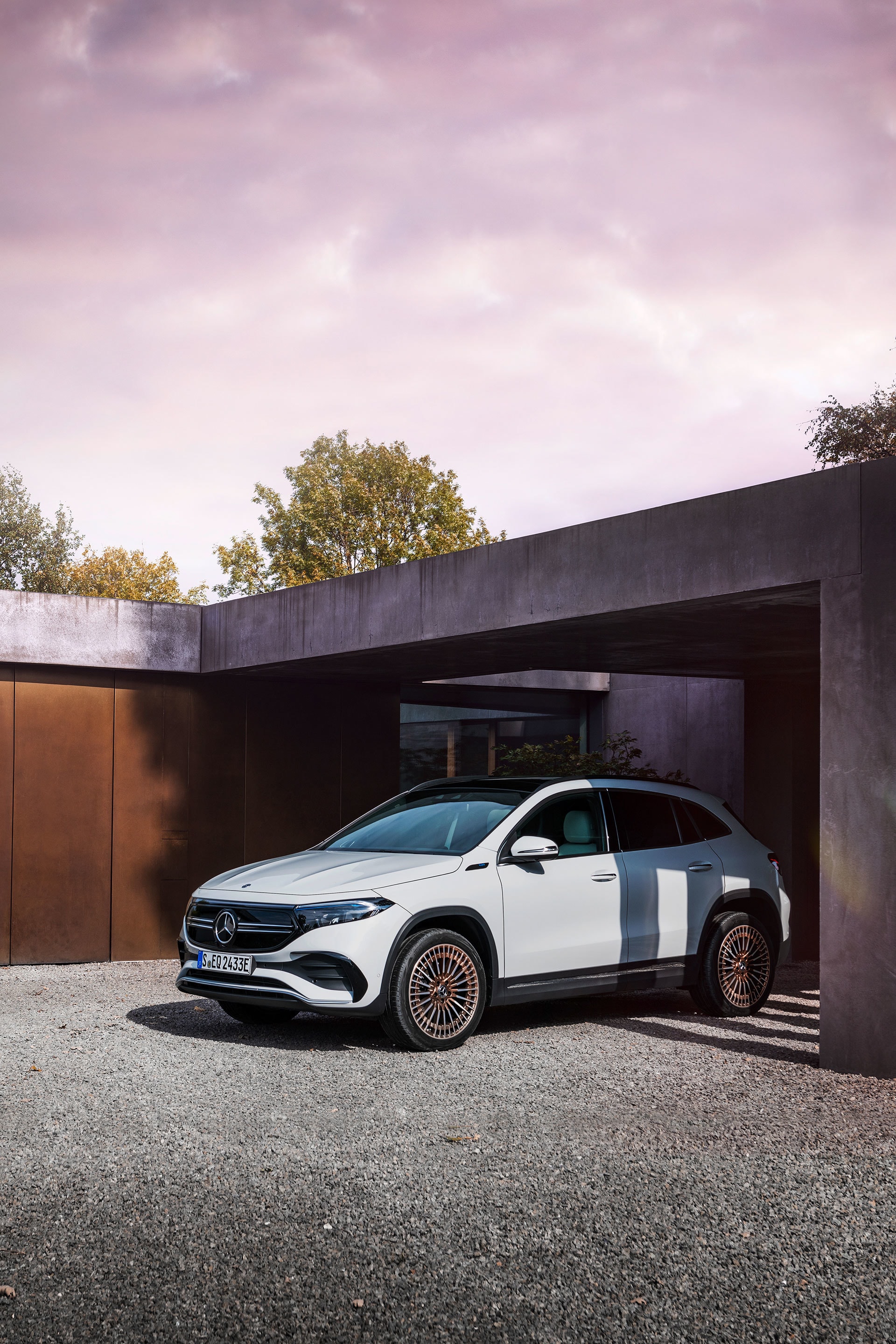 Mercedes EQA estacionado, destacando su elegancia y simbiosis con la arquitectura moderna.