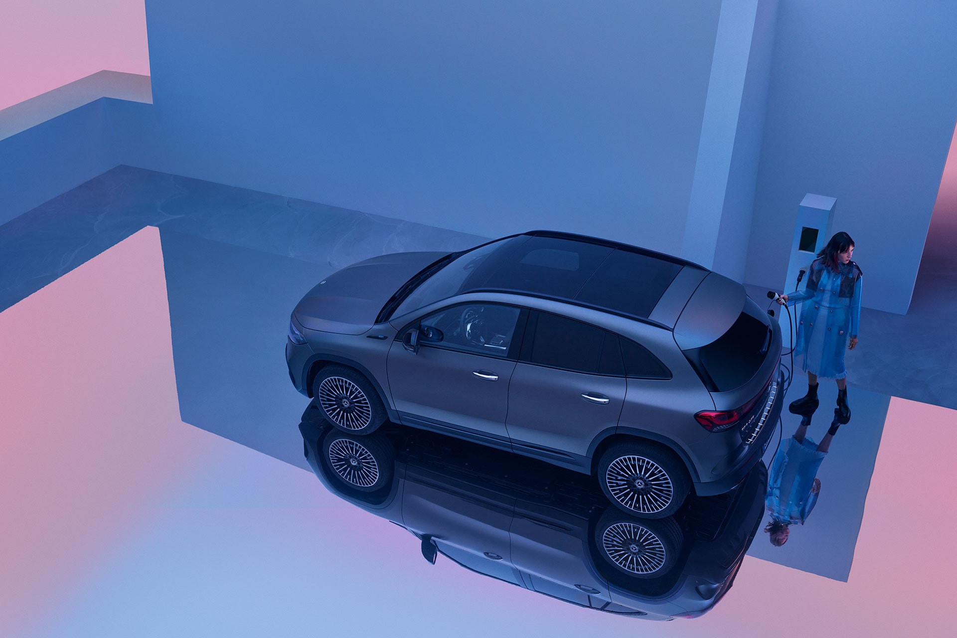 El EQA en vista lateral con una persona caminando, transmitiendo escala humana.