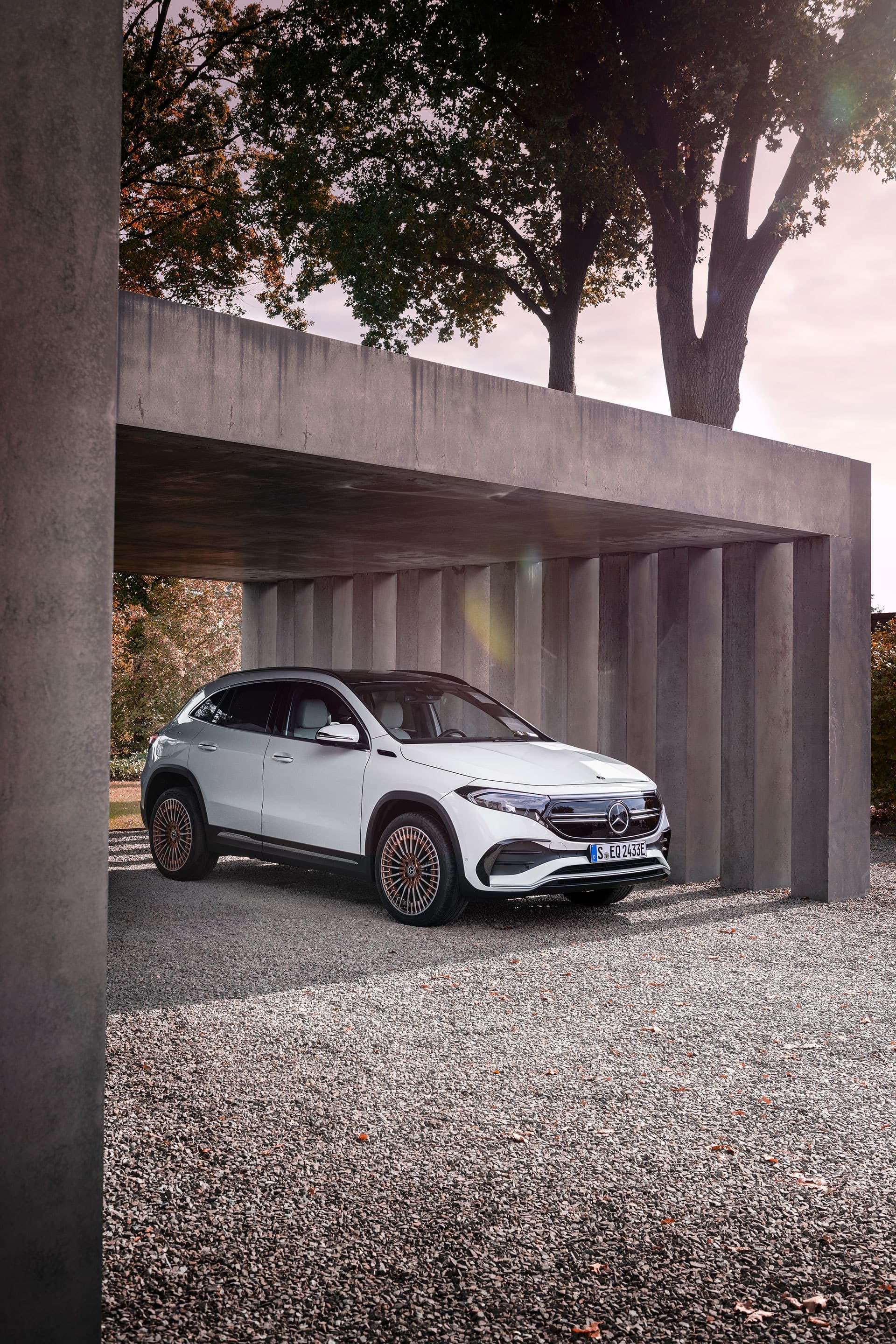 Vista lateral del EQA resaltando sus líneas y llantas características.