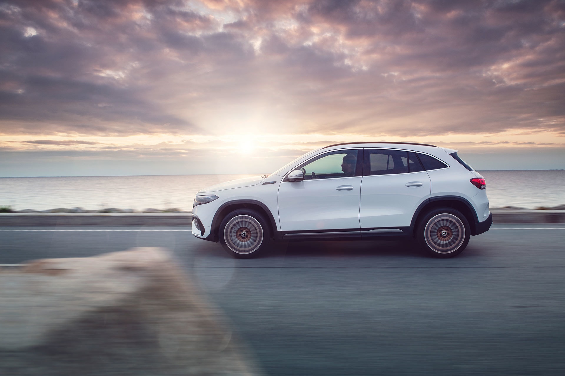 Imagen lateral del EQA rodando al lado del mar, ilustrando su adaptabilidad a distintos entornos.