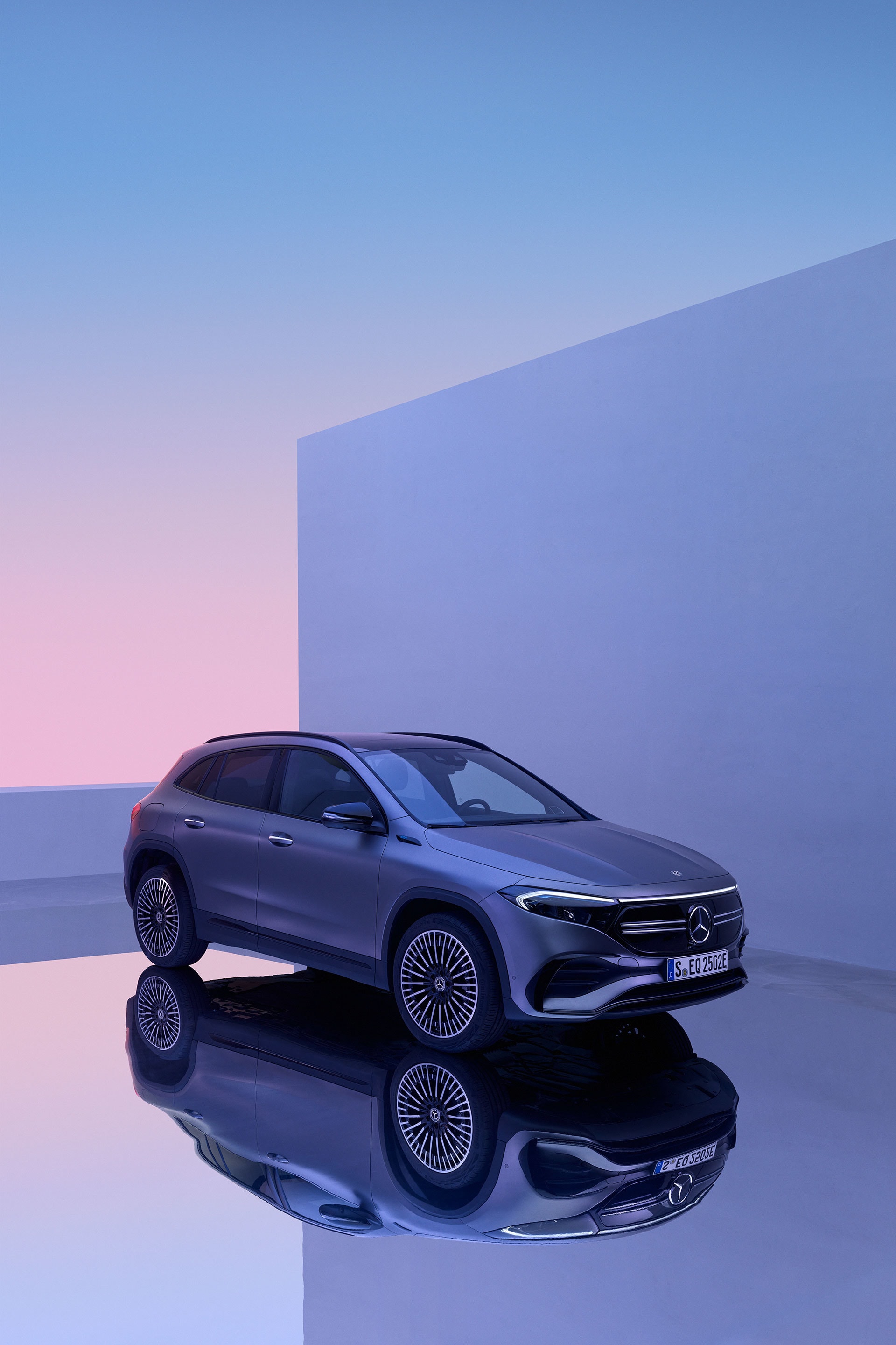 Perfil lateral de Mercedes EQA destacando su diseño dinámico.