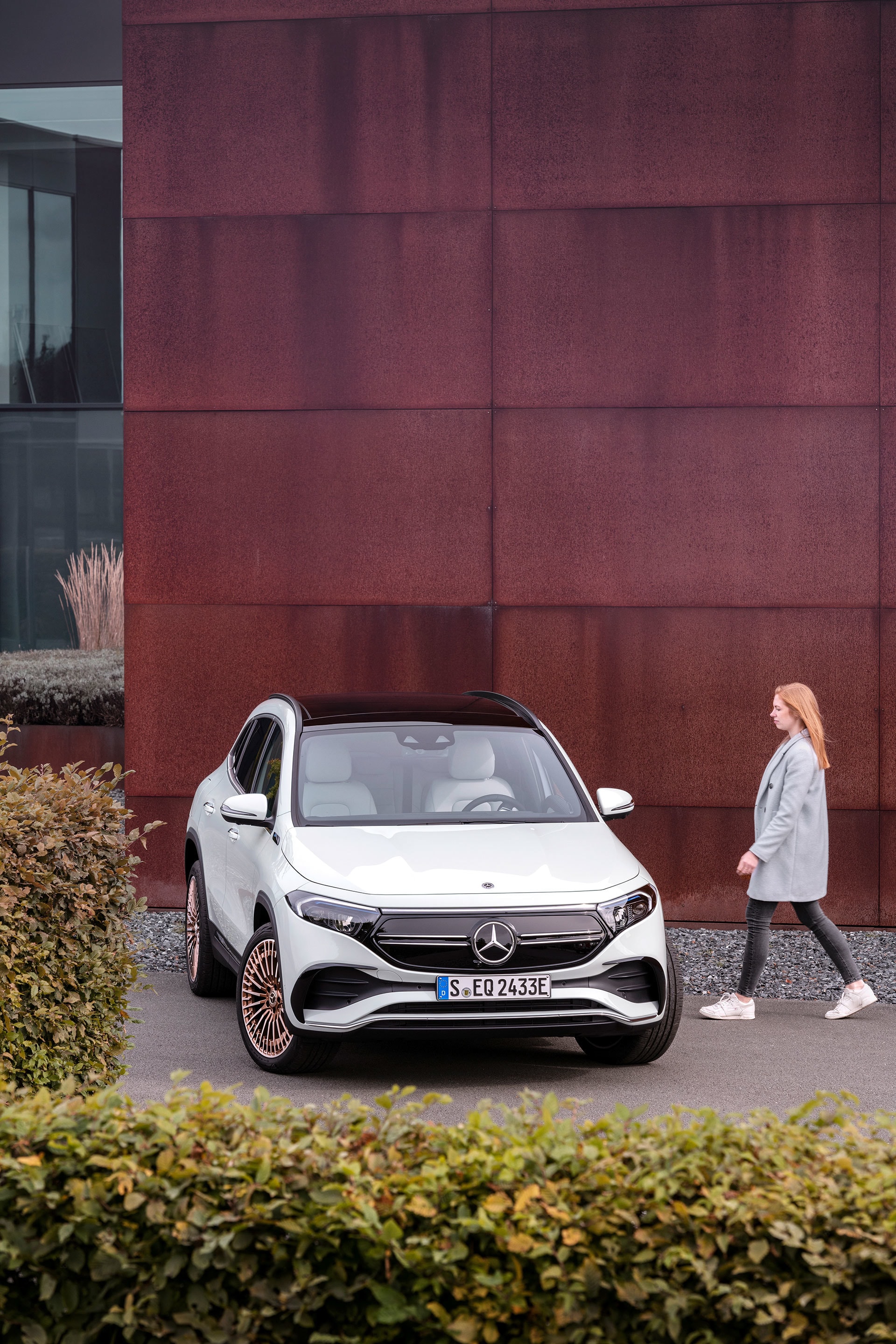 EQA con persona caminando, destacando su presencia en el entorno ciudadano.