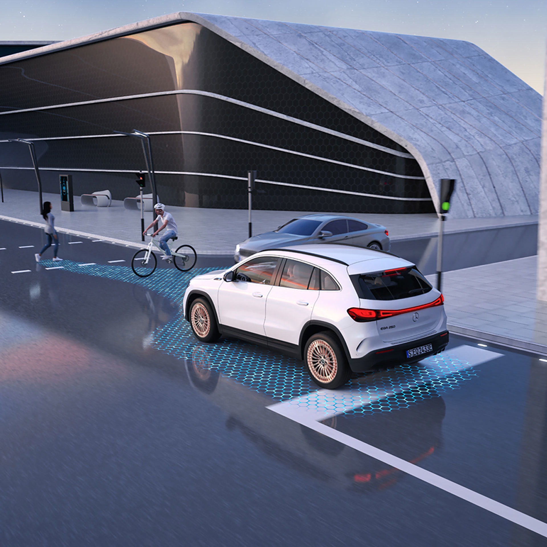 Trasera lateral del EQA mientras recarga en un entorno moderno.