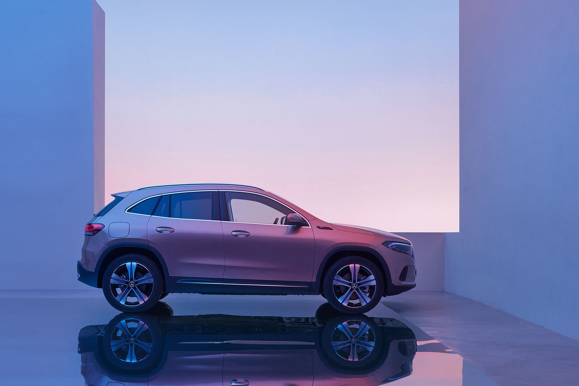 EQA mostrando su perfil y diseño lateral en un entorno minimalista.