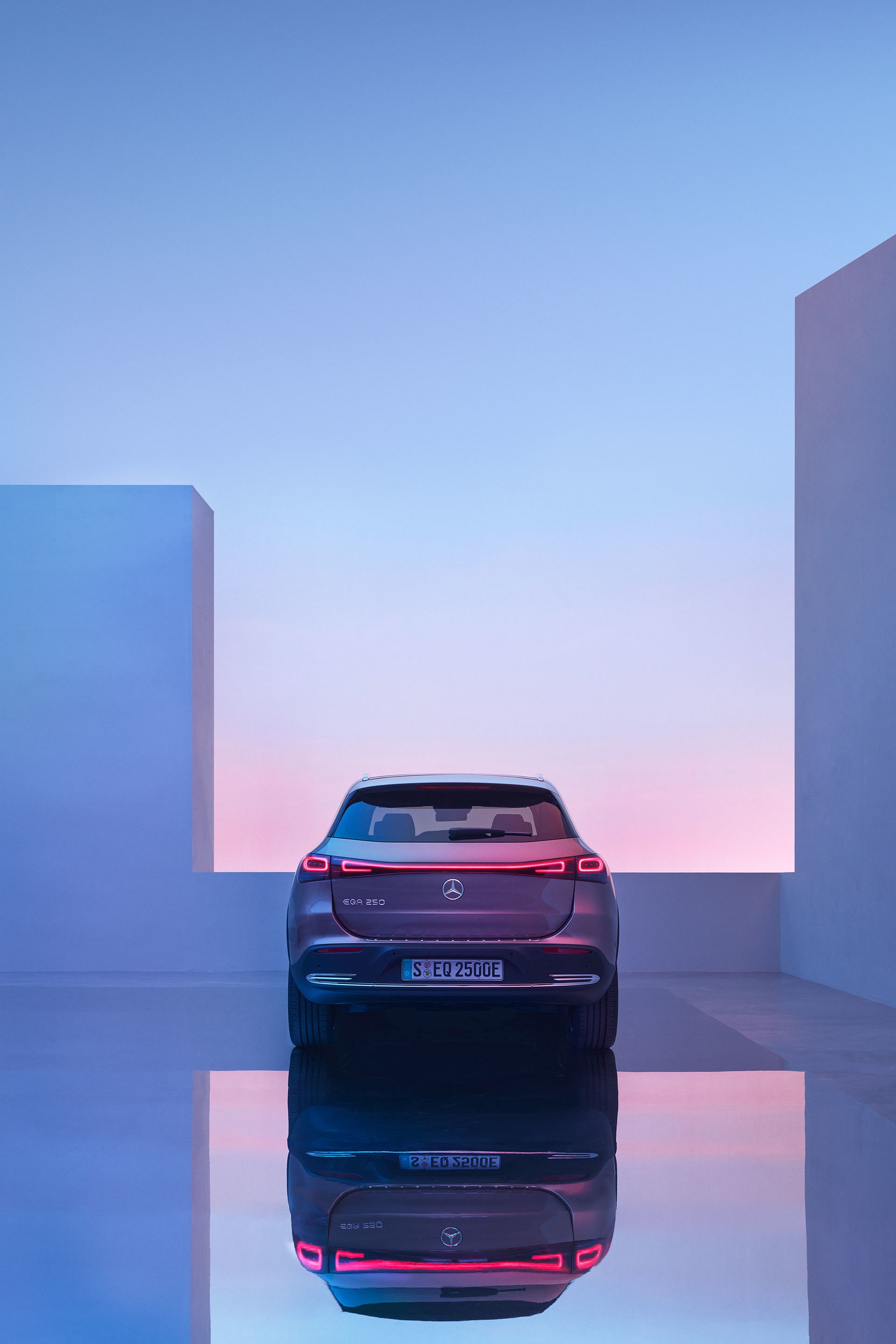 Pura elegancia en la vista trasera del EQA, destacando sus luces LED.