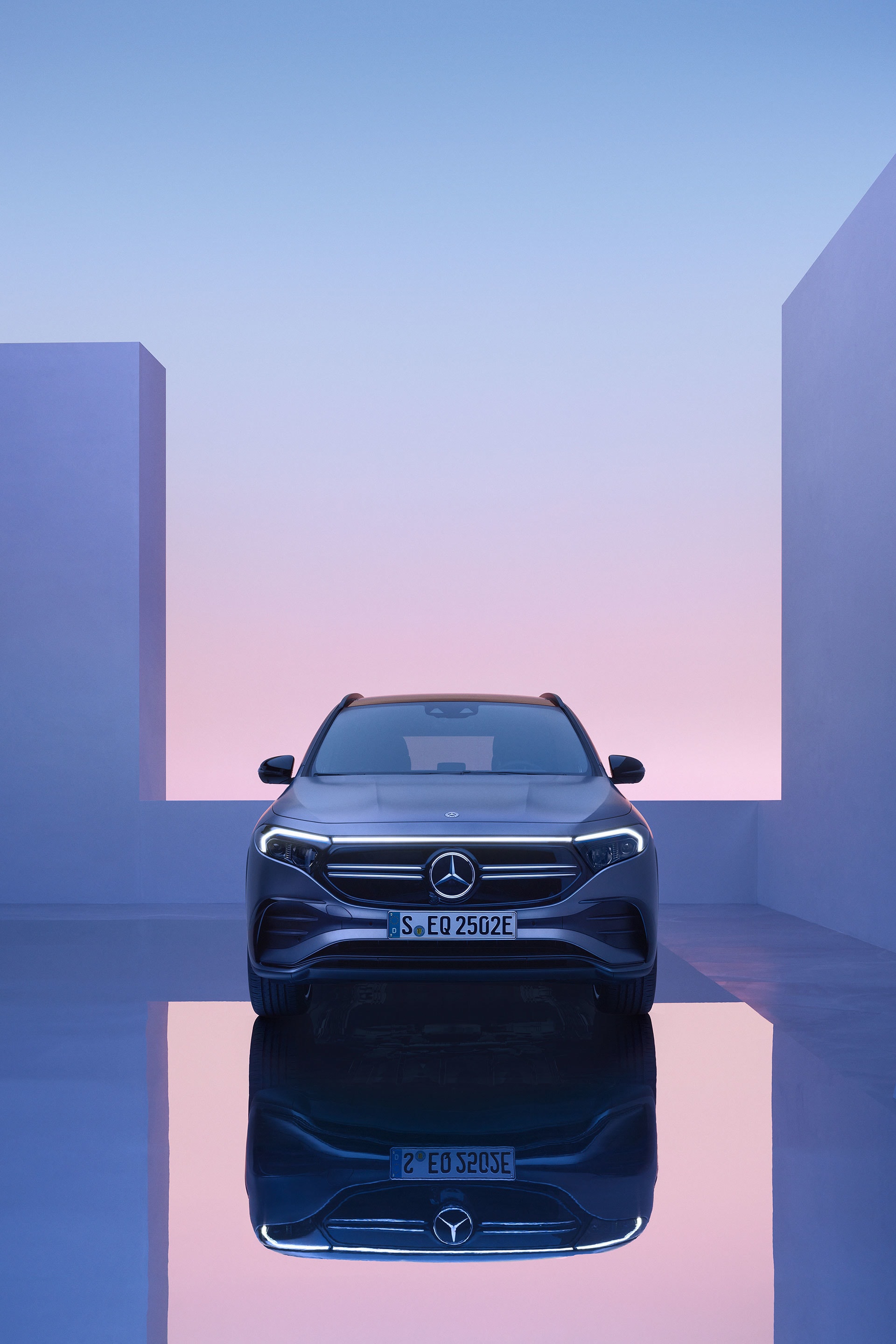 Mercedes EQA en presentación con iluminación ambiental.