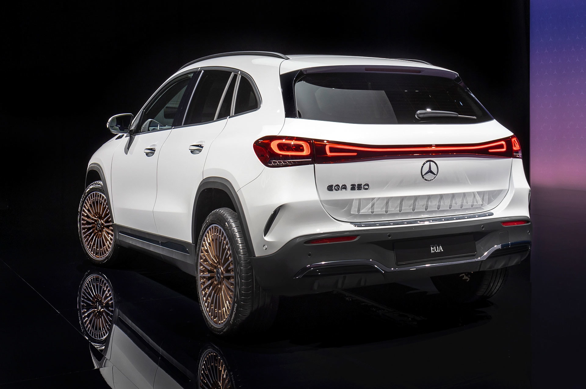 Imagen trasera del EQA destacando líneas y diseño de faros.