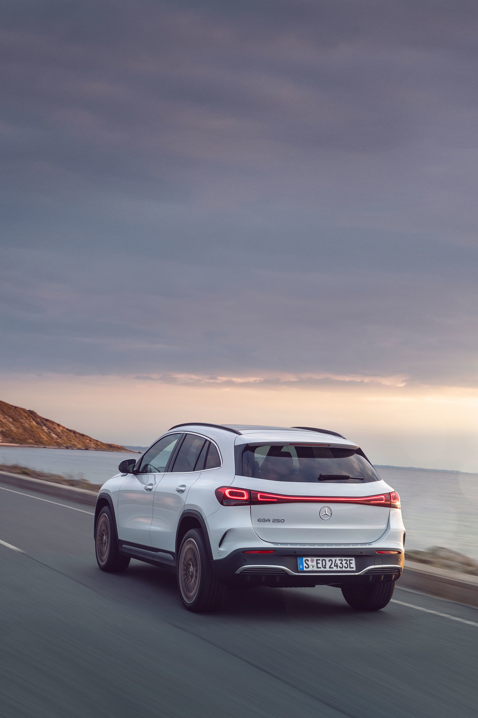 Vista trasera del Mercedes EQA subrayando su diseño de luces traseras y contorno.