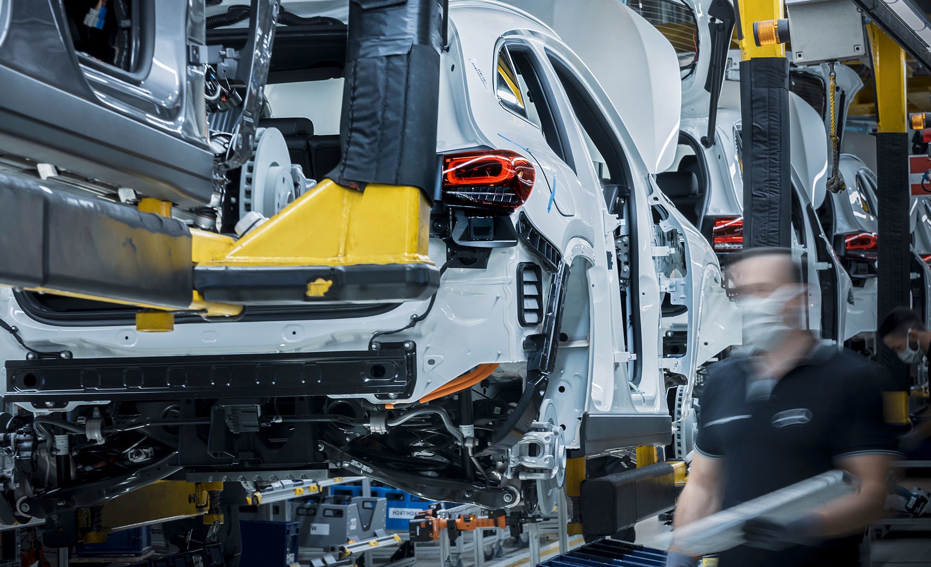 Imagen del proceso de ensamblaje del Mercedes EQA con trabajadores en acción