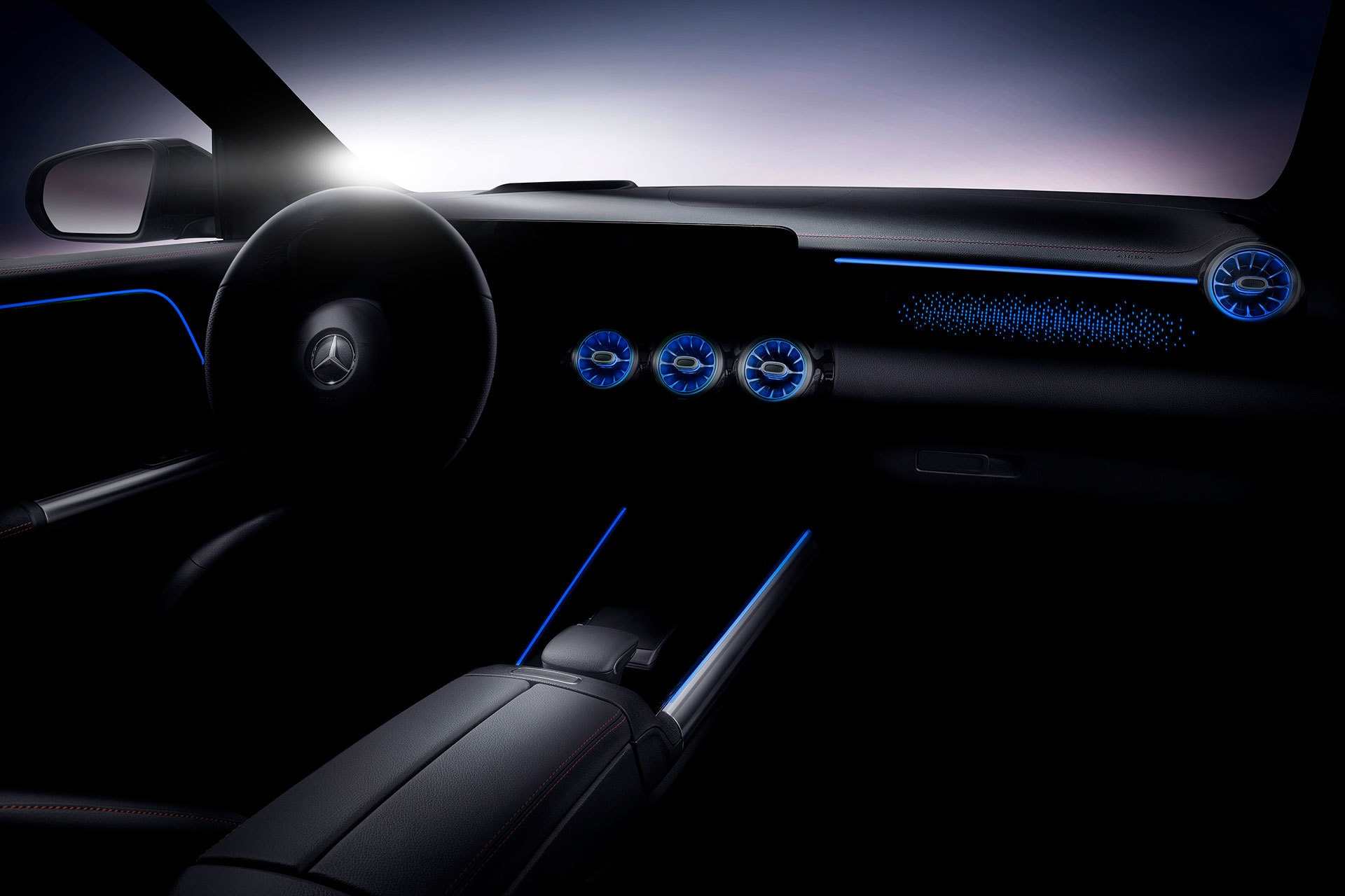 Tablero de Mercedes EQA con acentos en iluminación azul.