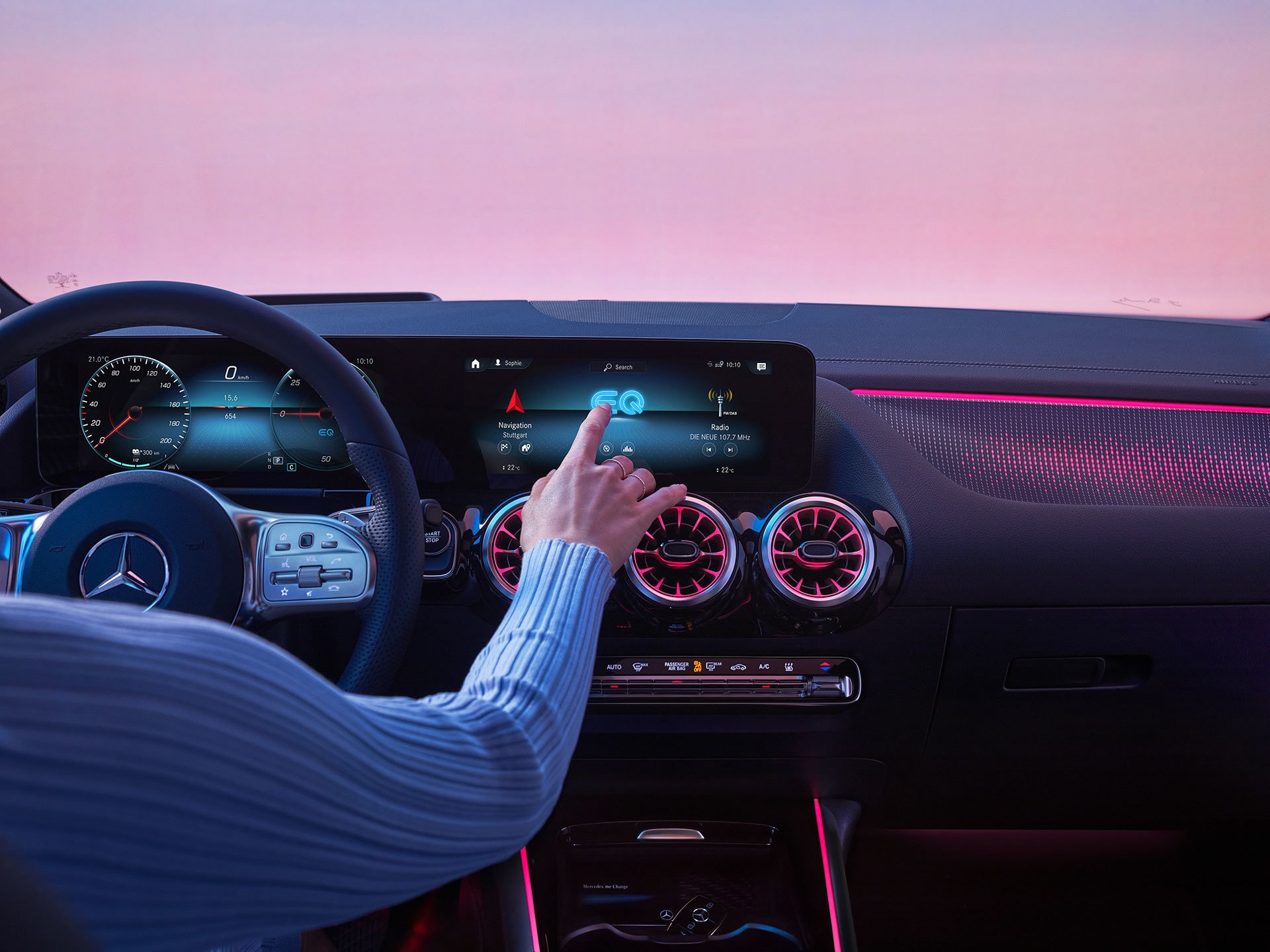 Interacción con el sistema MBUX del EQA, tecnología punta al alcance.