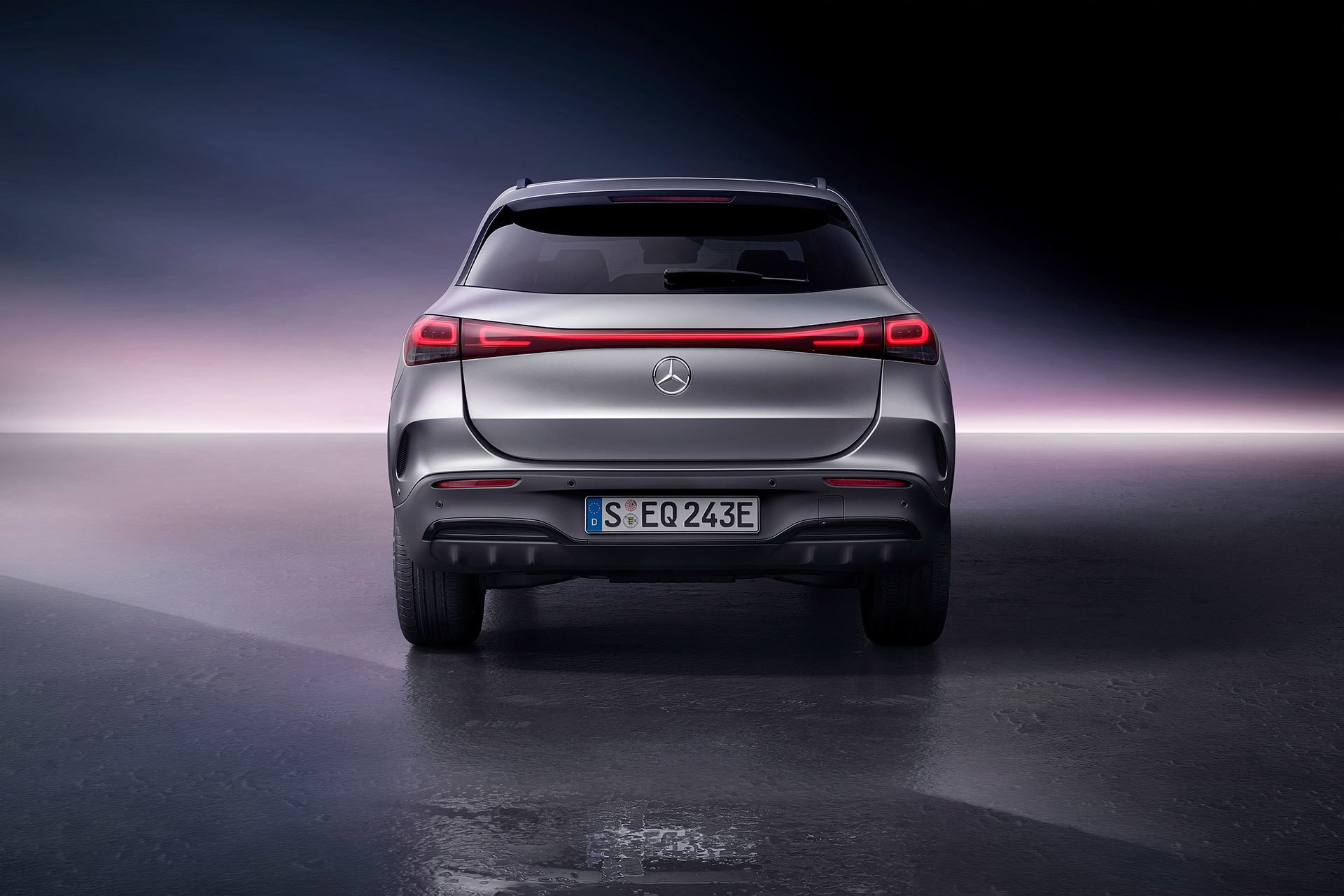 Frontal del EQA resaltando la parrilla cerrada típica de los eléctricos de Mercedes.