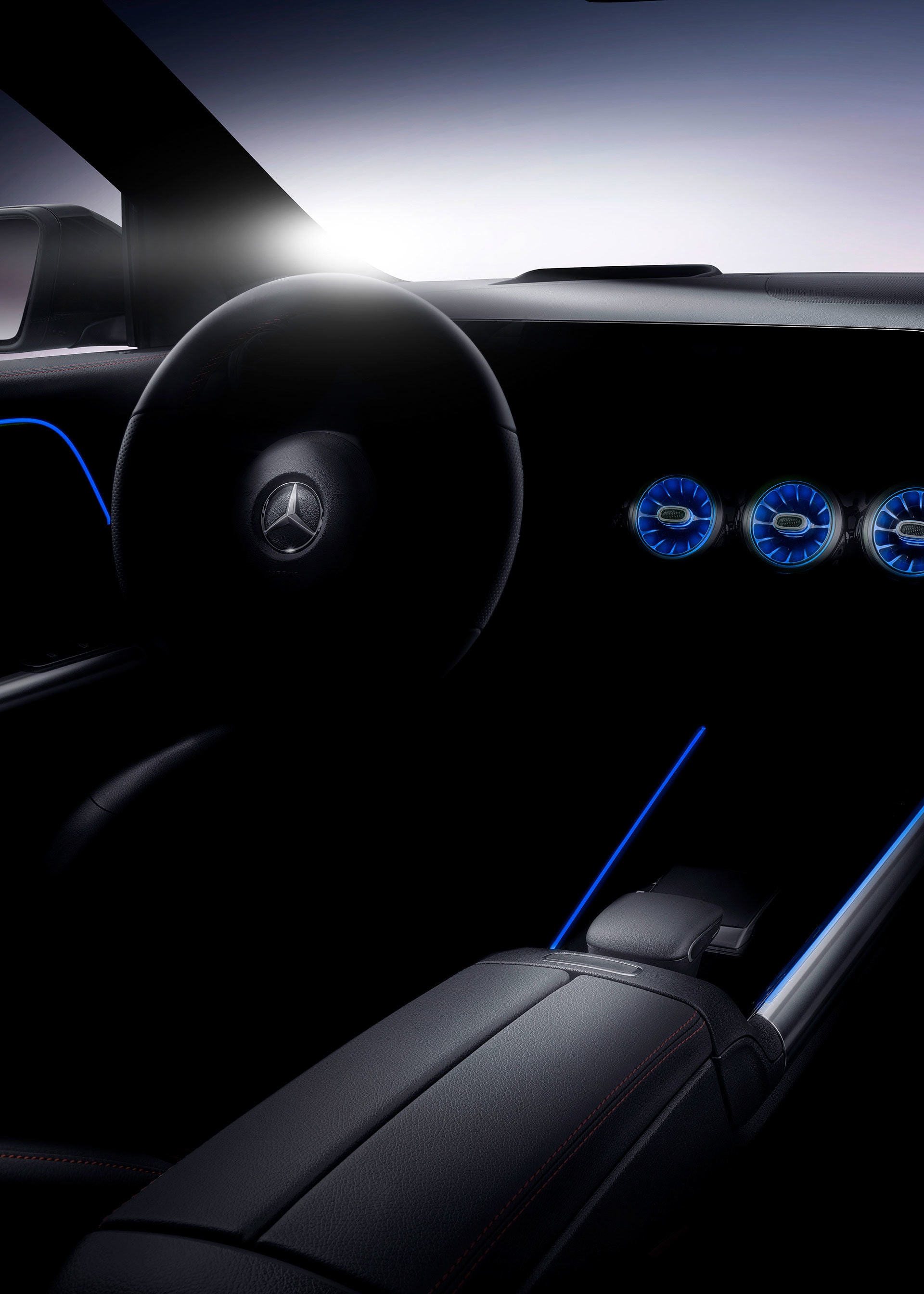 Volante y cuadro de instrumentos digitales con iluminación ambiental.
