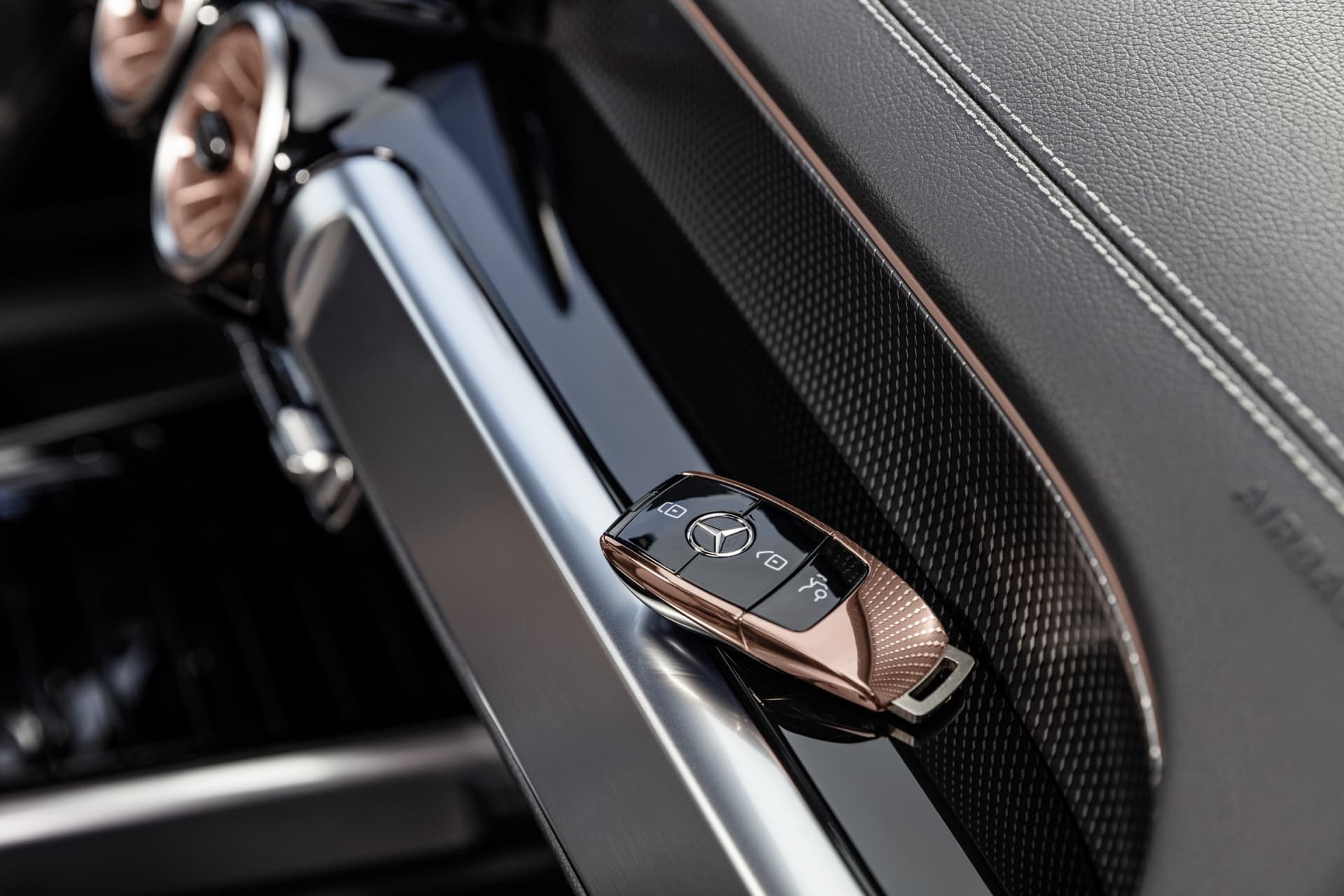 Llave de Mercedes EQB junto a texturas premium, combinación elegante.