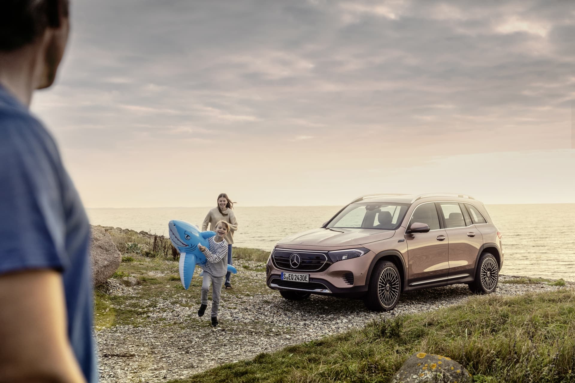 Vista lateral delantera del EQB complementando un estilo de vida activo y ecológico.