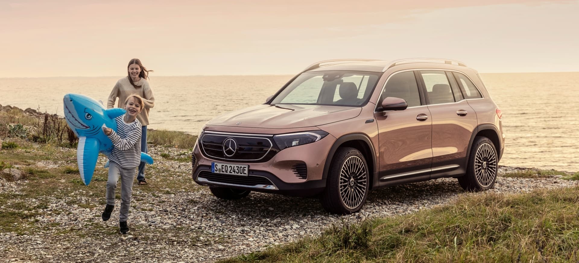 Imagen del EQB con ambiente familiar, resaltando su versatilidad para actividades al aire libre.