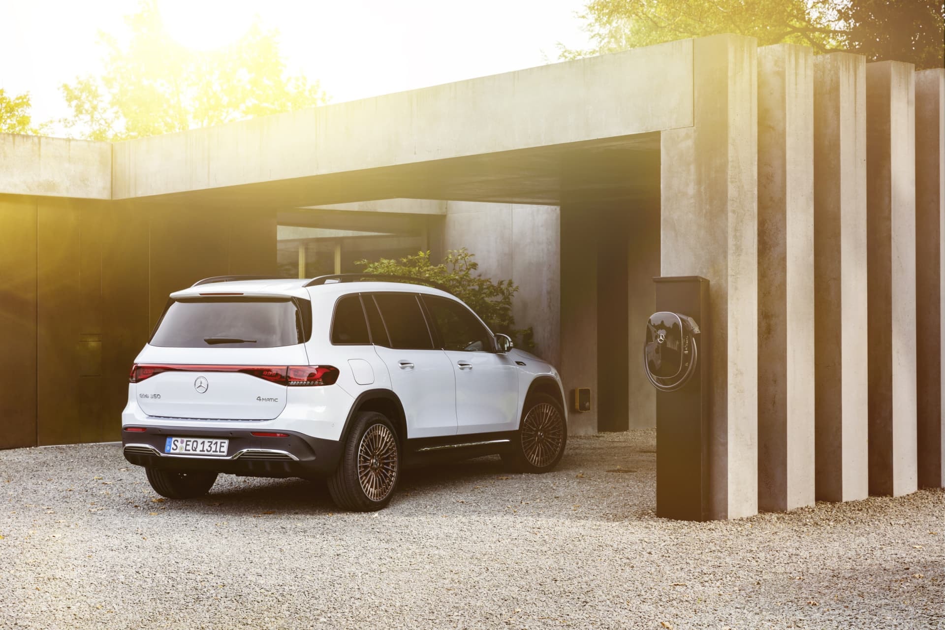 Mercedes EQB cargando, demostrando su compatibilidad con la infraestructura eléctrica actual.