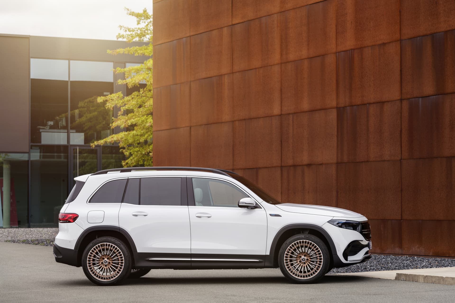 Perfil lado conductor del Mercedes EQB, perfecta síntesis de diseño y tecnología.