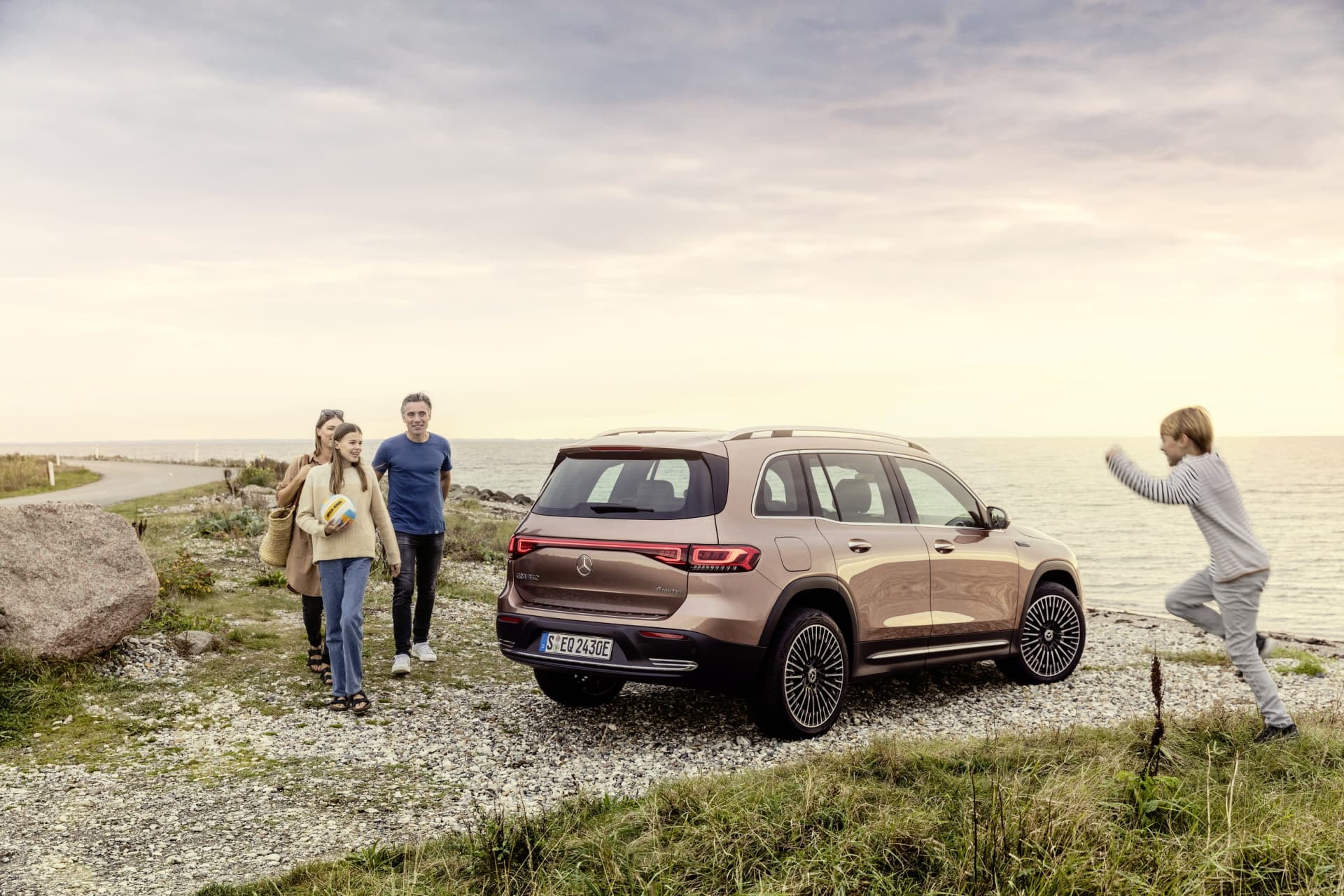 Vista trasera lateral del EQB en un entorno natural, destacando su capacidad para las aventuras familiares.