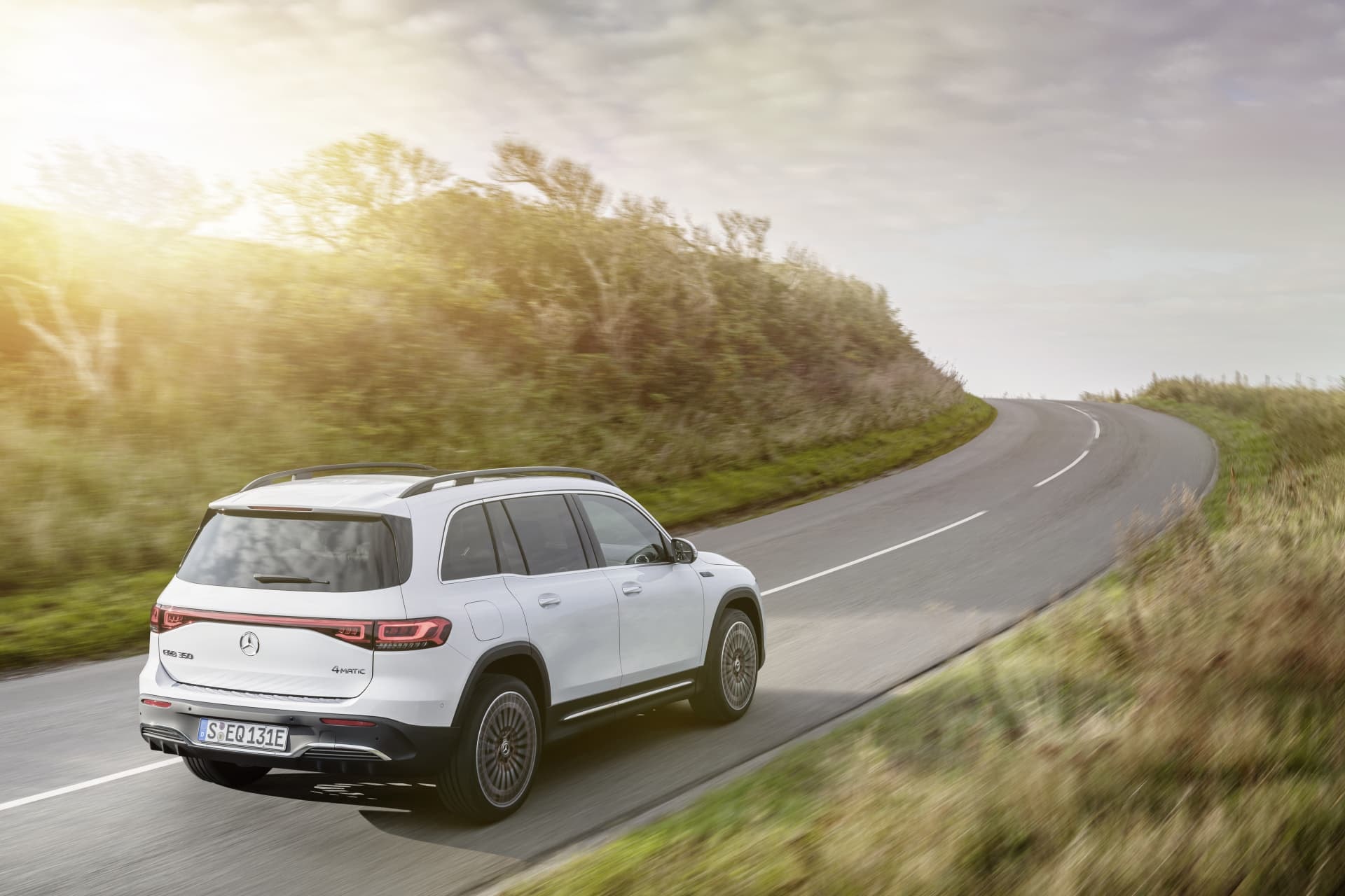 Vista trasera del Mercedes EQB destacando su diseño contemporáneo.