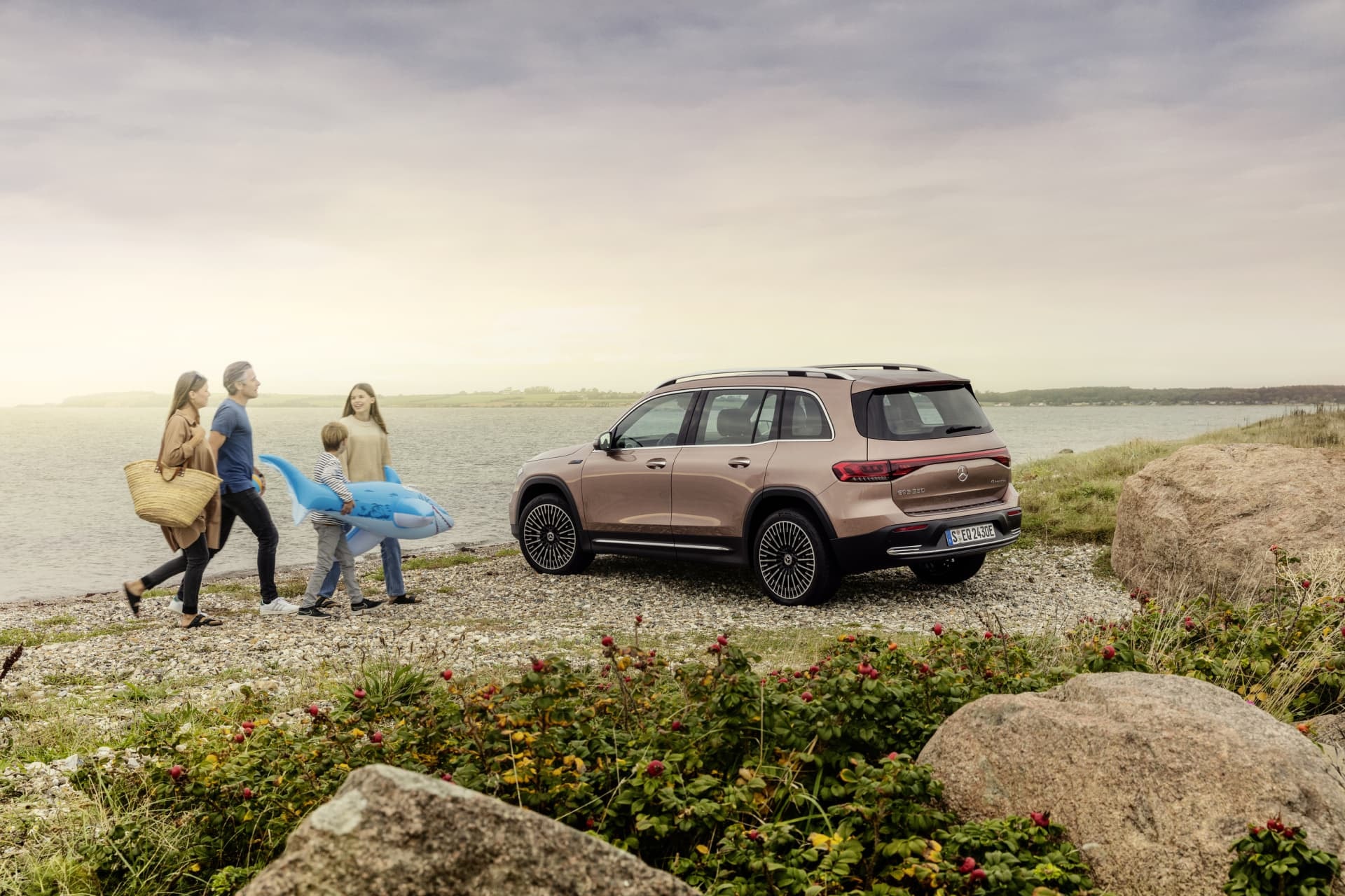 El Mercedes EQB en contexto familiar y aventurero junto al mar, perfecto para una escapada.