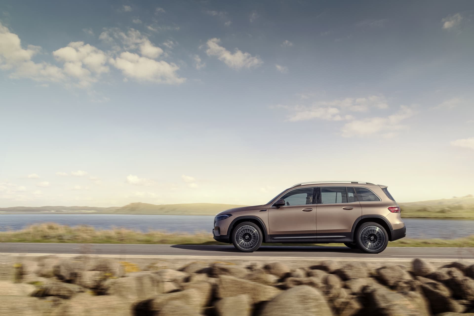 Perfil lateral del EQB mostrando las líneas y proporciones del SUV eléctrico.