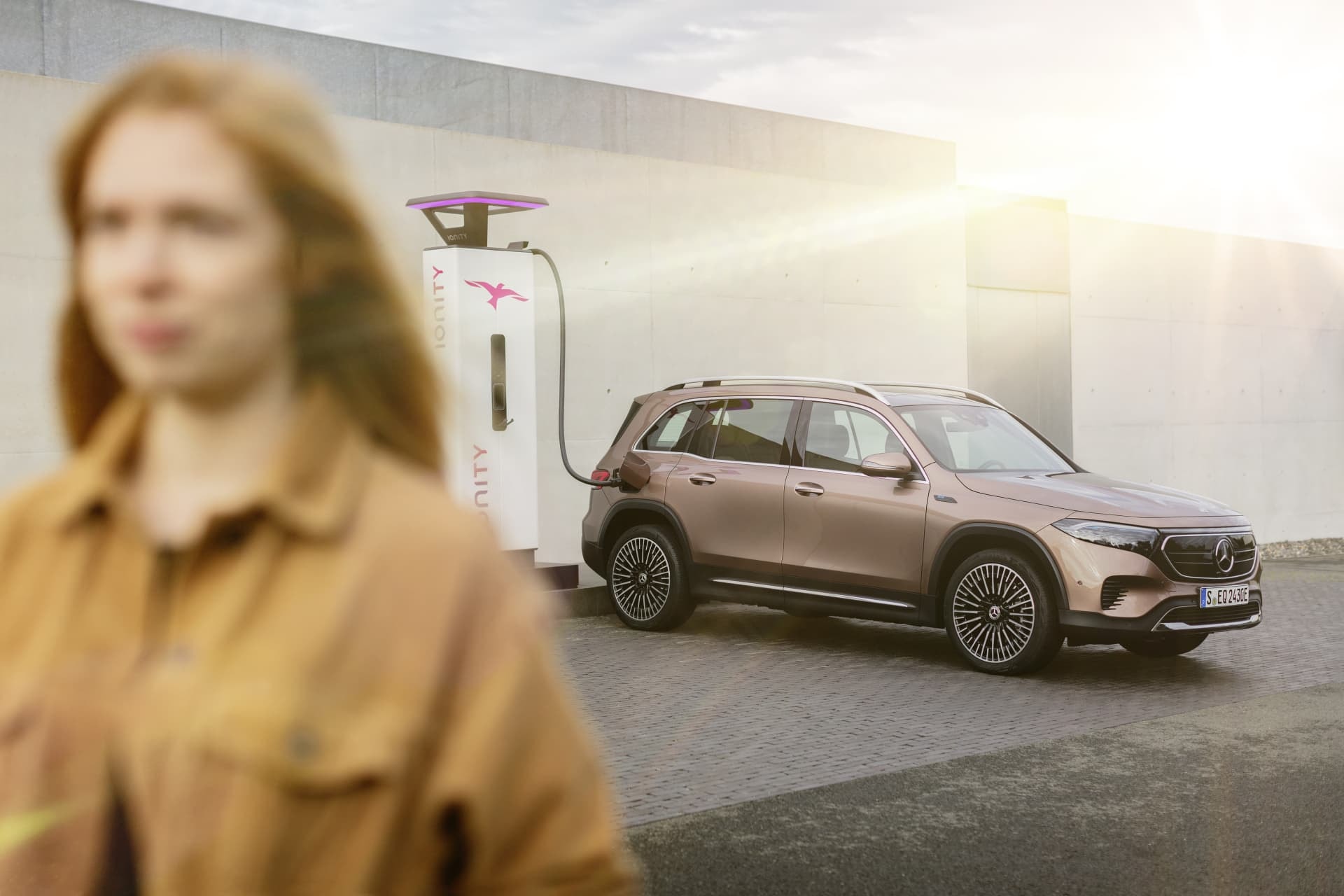 Mercedes EQB ilustra la experiencia de recarga en una estación de servicio eléctrica.