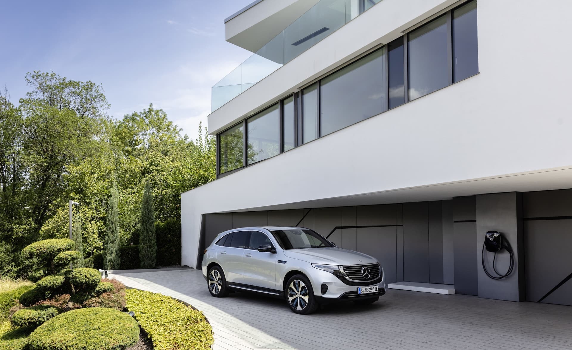 Imagen del Mercedes EQC recargando en una vivienda moderna, enfatiza estilo de vida ecológico, 2023